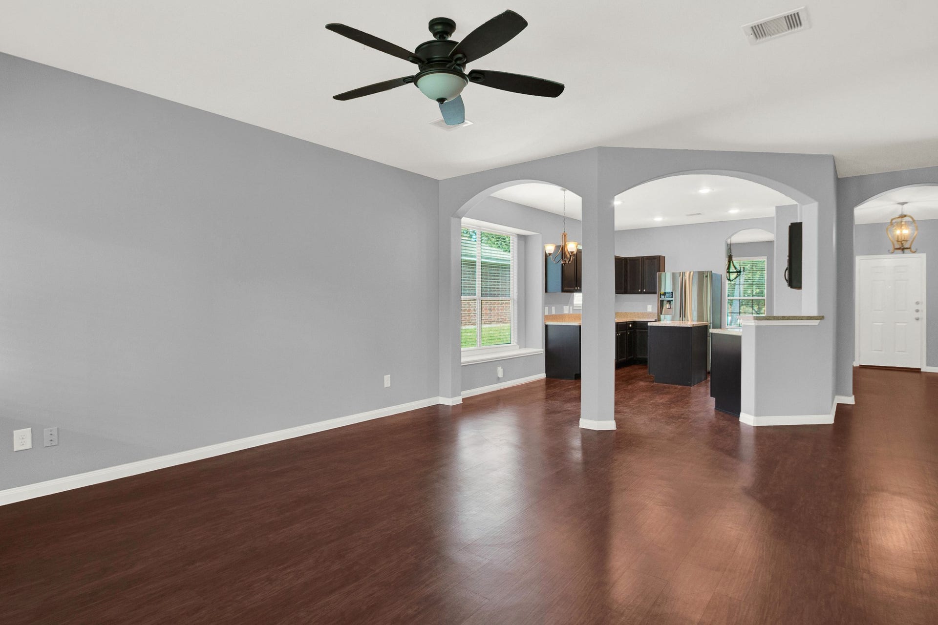 13425 Raintree Drive, Montgomery, TX 77356 Elegant arches define the separate living areas in this open floorplan.