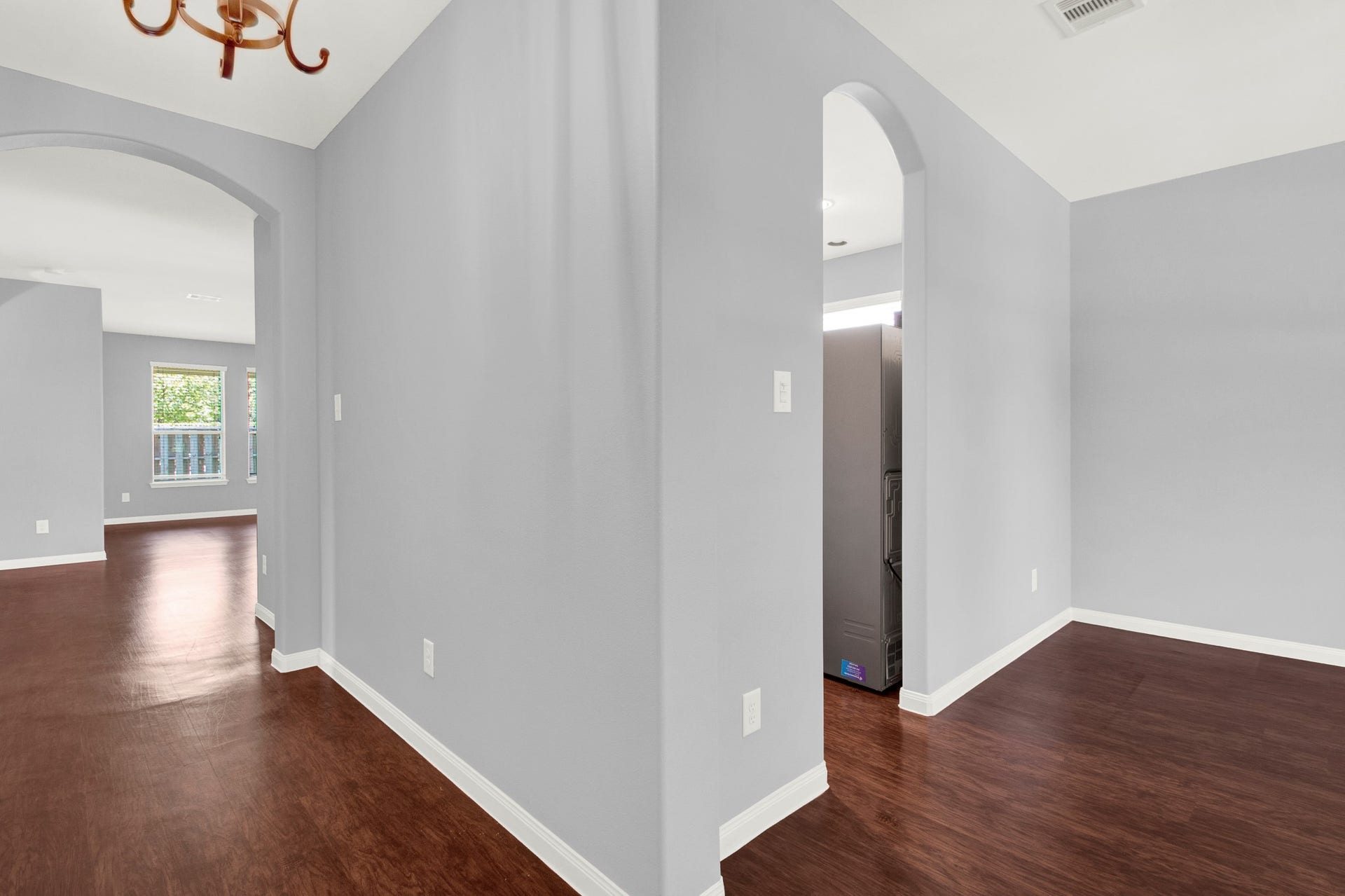 13425 Raintree Drive, Montgomery, TX 77356 As you enter the foyer, the dining room/study is to your right. Straight ahead is the hallway leading to the main living areas.