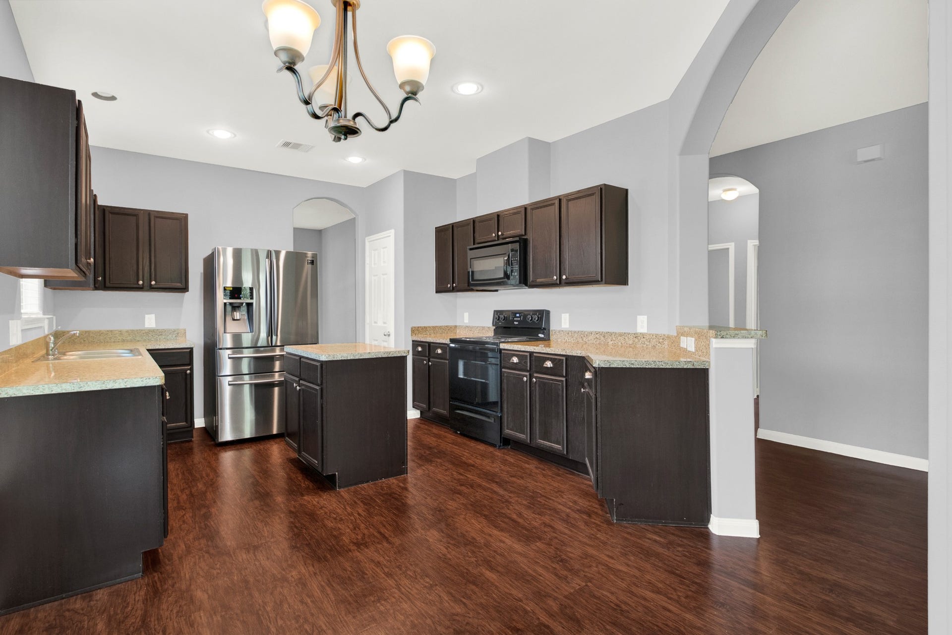 13425 Raintree Drive, Montgomery, TX 77356 Wonderful kitchen with loads of cabinetry and counterspace.