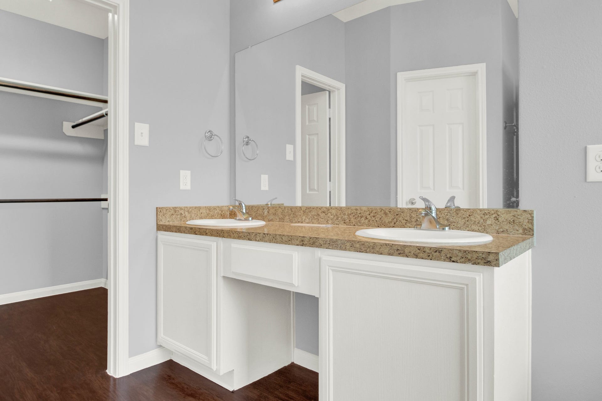 13425 Raintree Drive, Montgomery, TX 77356 Dual vanities in the primary ensuite.