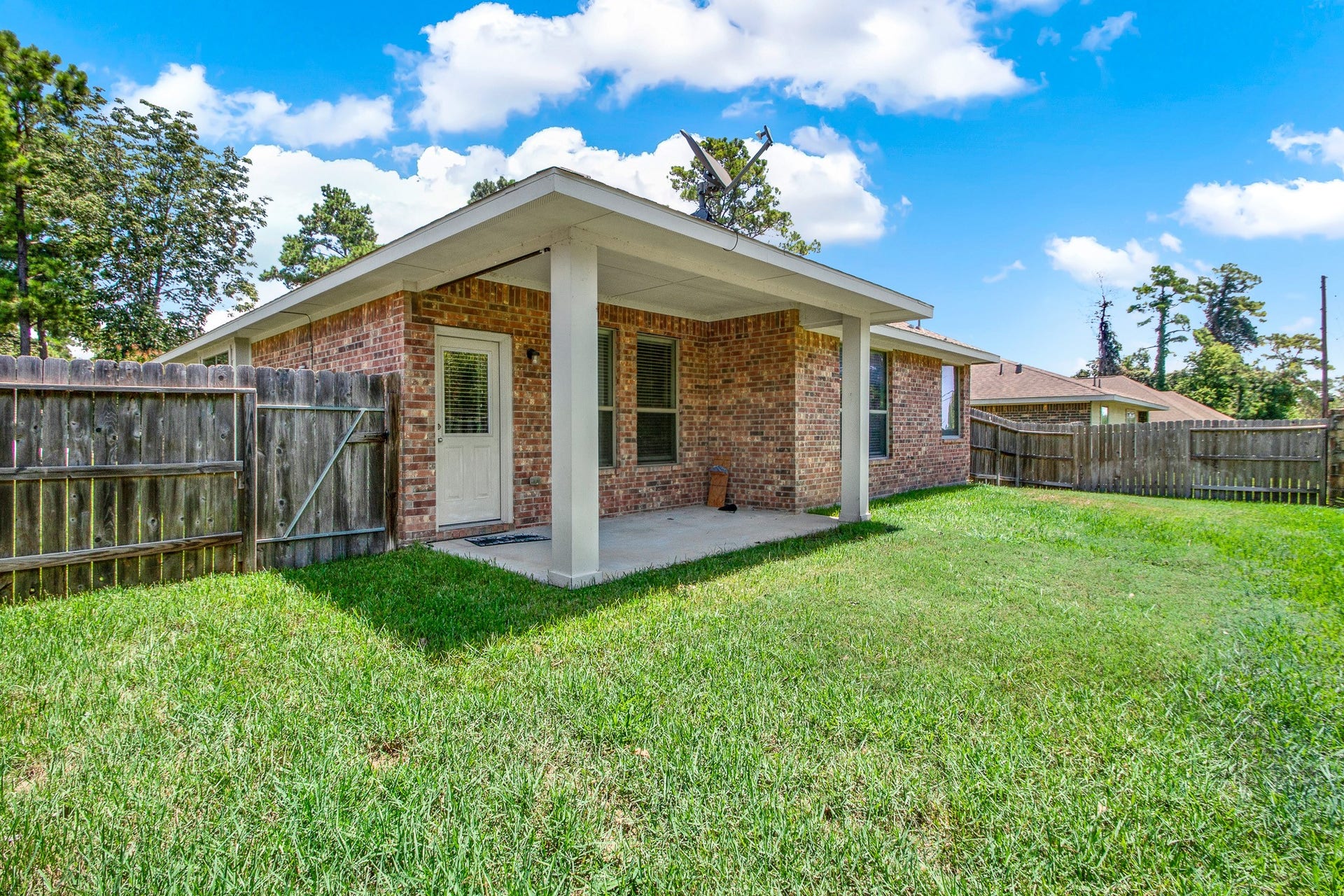 13425 Raintree Drive, Montgomery, TX 77356 Enjoy your morning coffee as your fur babies run and play.