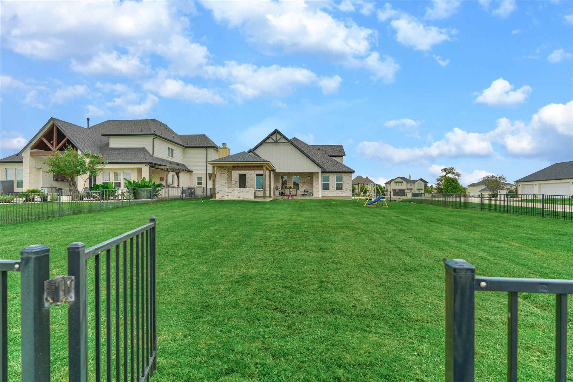 11609 Grand View Drive, Montgomery, TX 77356 Home sits on a little over half an acre and has a large fenced in backyard.