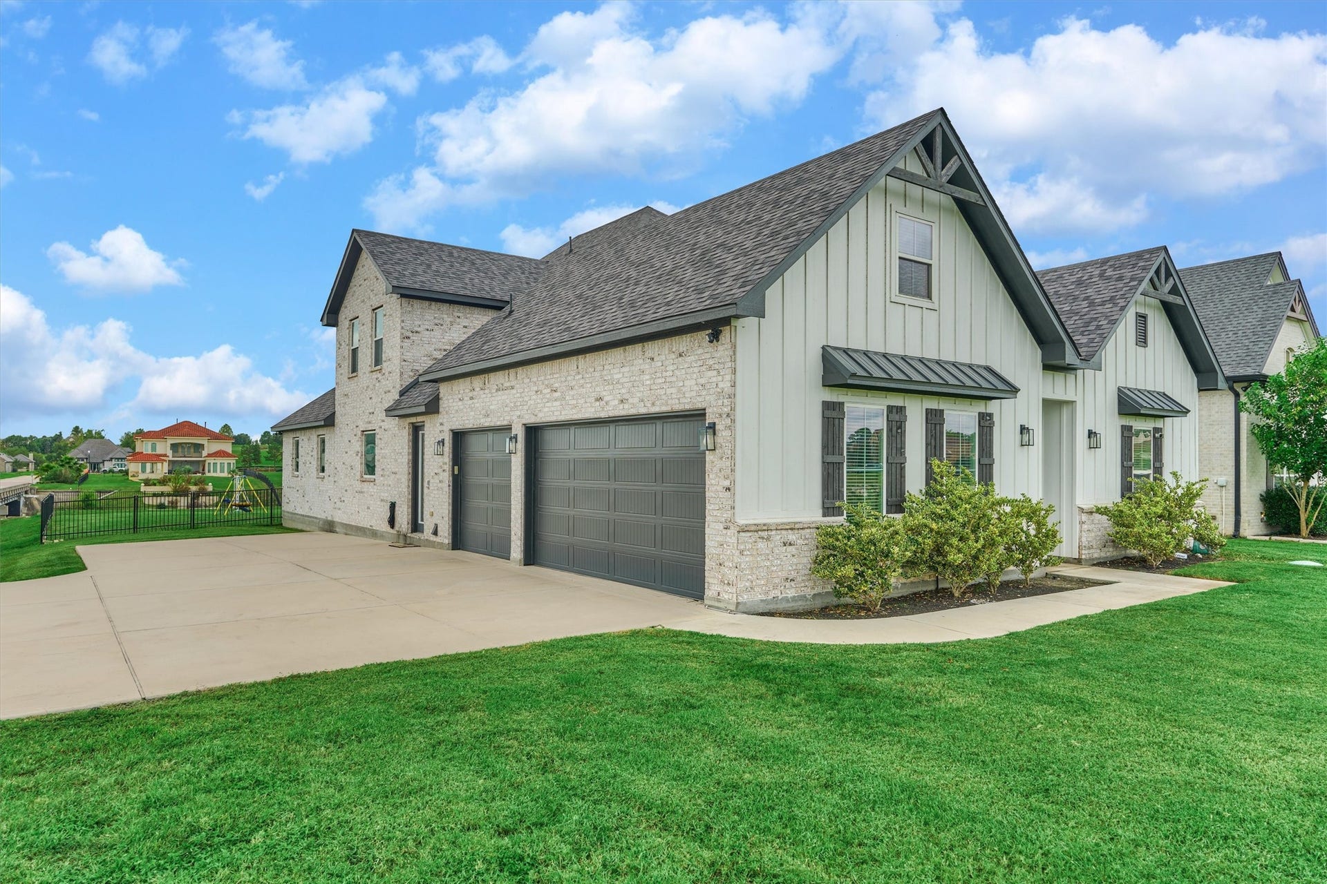 11609 Grand View Drive, Montgomery, TX 77356 Home has a full size 3 car garage.