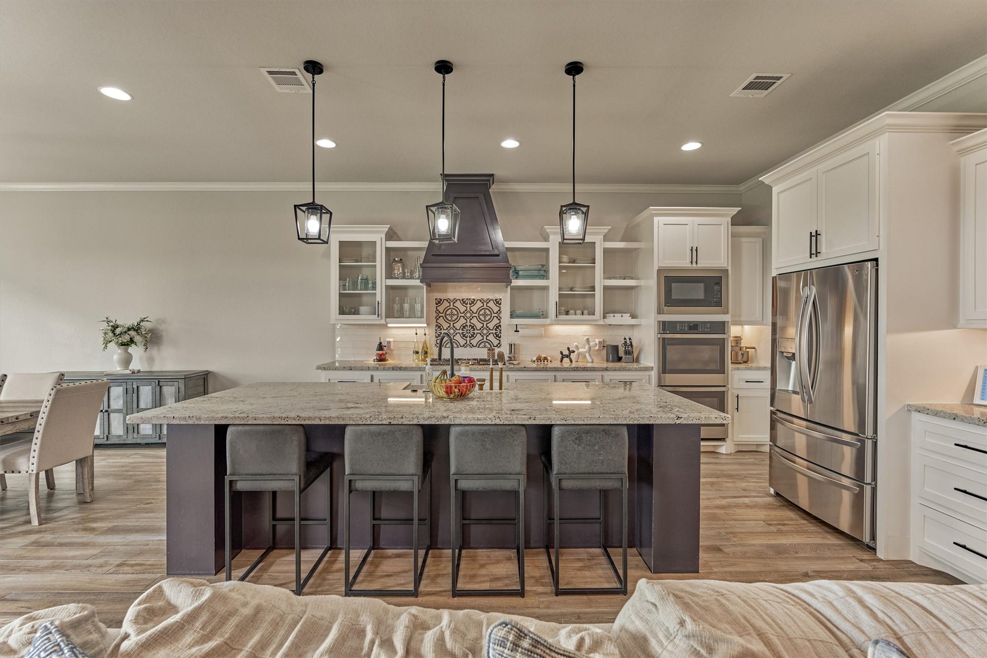 11609 Grand View Drive, Montgomery, TX 77356 Custom cabinetry, and double ovens are a must!