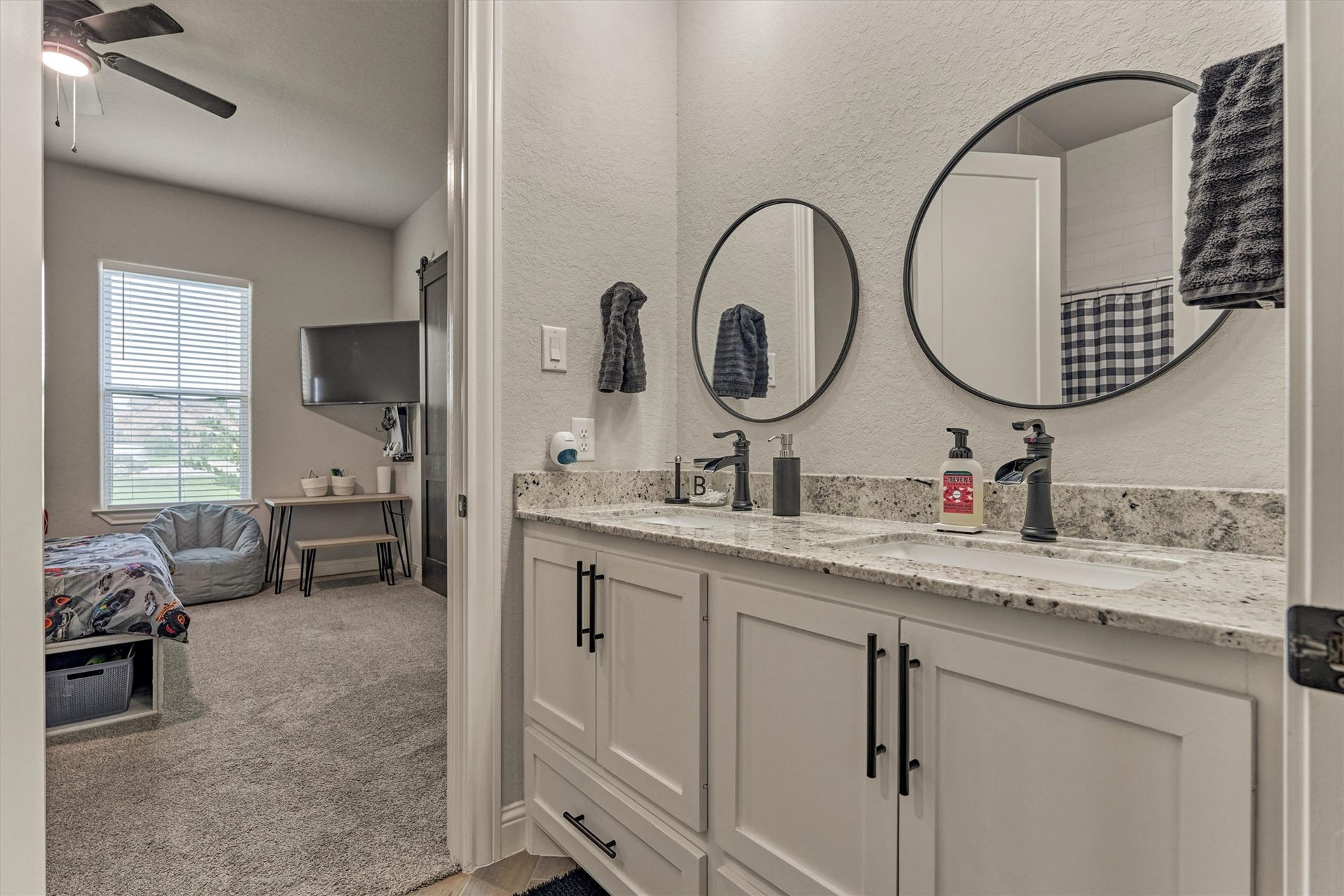 11609 Grand View Drive, Montgomery, TX 77356 Jack n Jill bathroom with double sinks