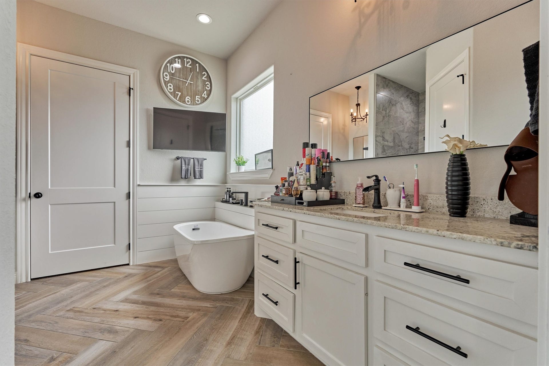 11609 Grand View Drive, Montgomery, TX 77356 Primary bathroom with stand alone tub, two separate sink areas and a walk in shower.