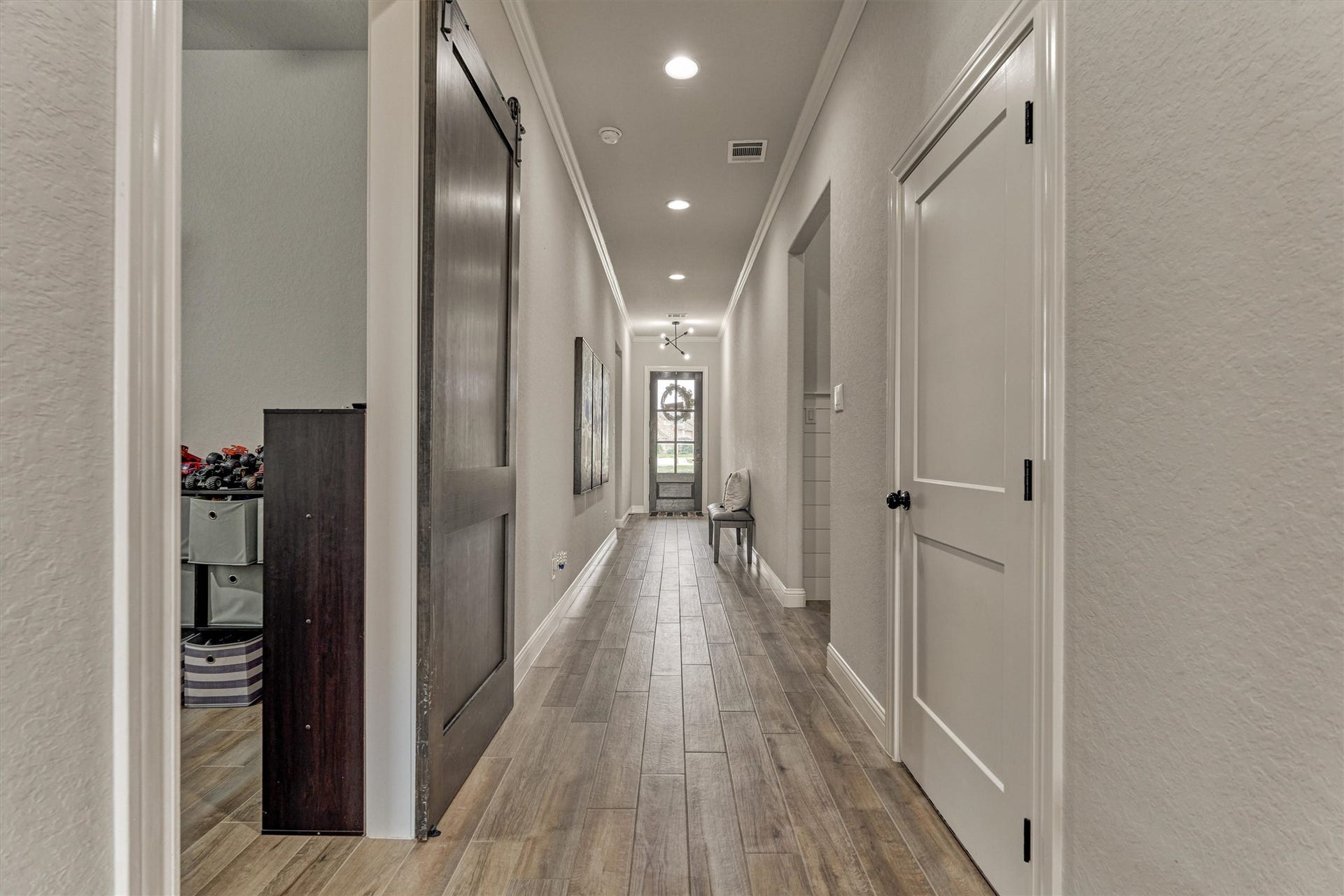 11609 Grand View Drive, Montgomery, TX 77356 Crown molding, beautiful flooring, and custom lighting.