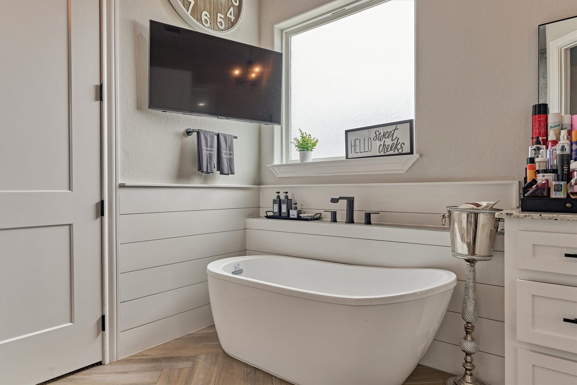 11609 Grand View Drive, Montgomery, TX 77356 Stand alone tub and custom tv mount for easy relaxing