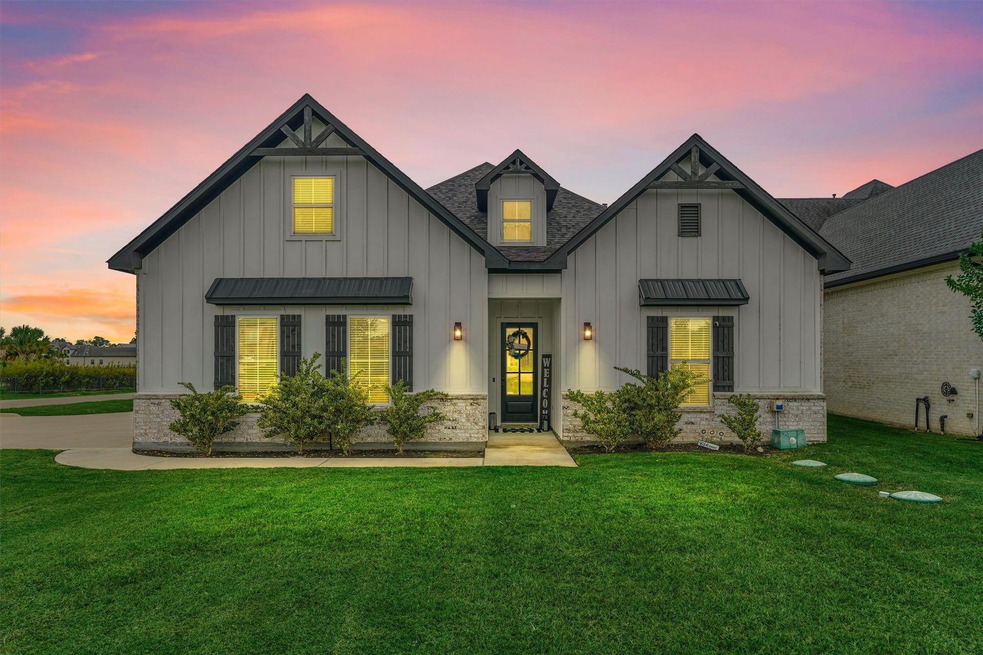 11609 Grand View Drive, Montgomery, TX 77356 Welcome home to 11609 Grand View!