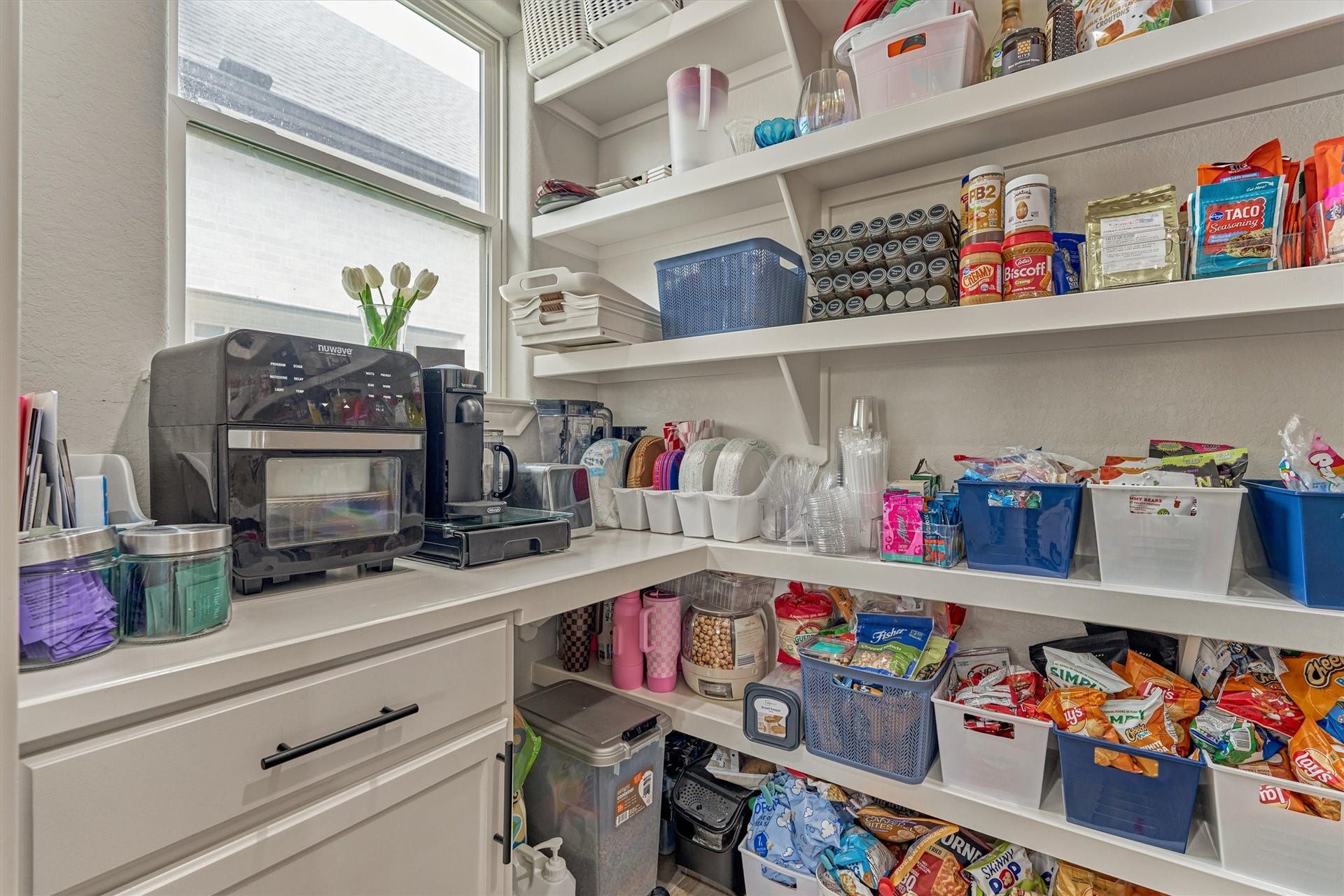 11609 Grand View Drive, Montgomery, TX 77356 A full coffee bar area with plenty of storage space tucked away from the kitchen.