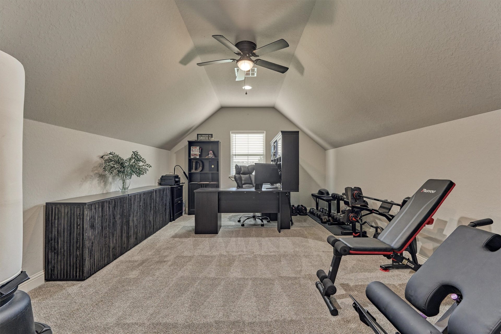 11609 Grand View Drive, Montgomery, TX 77356 Upstairs features a large flex space which could be used as an office, gym, playroom, theater, etc.