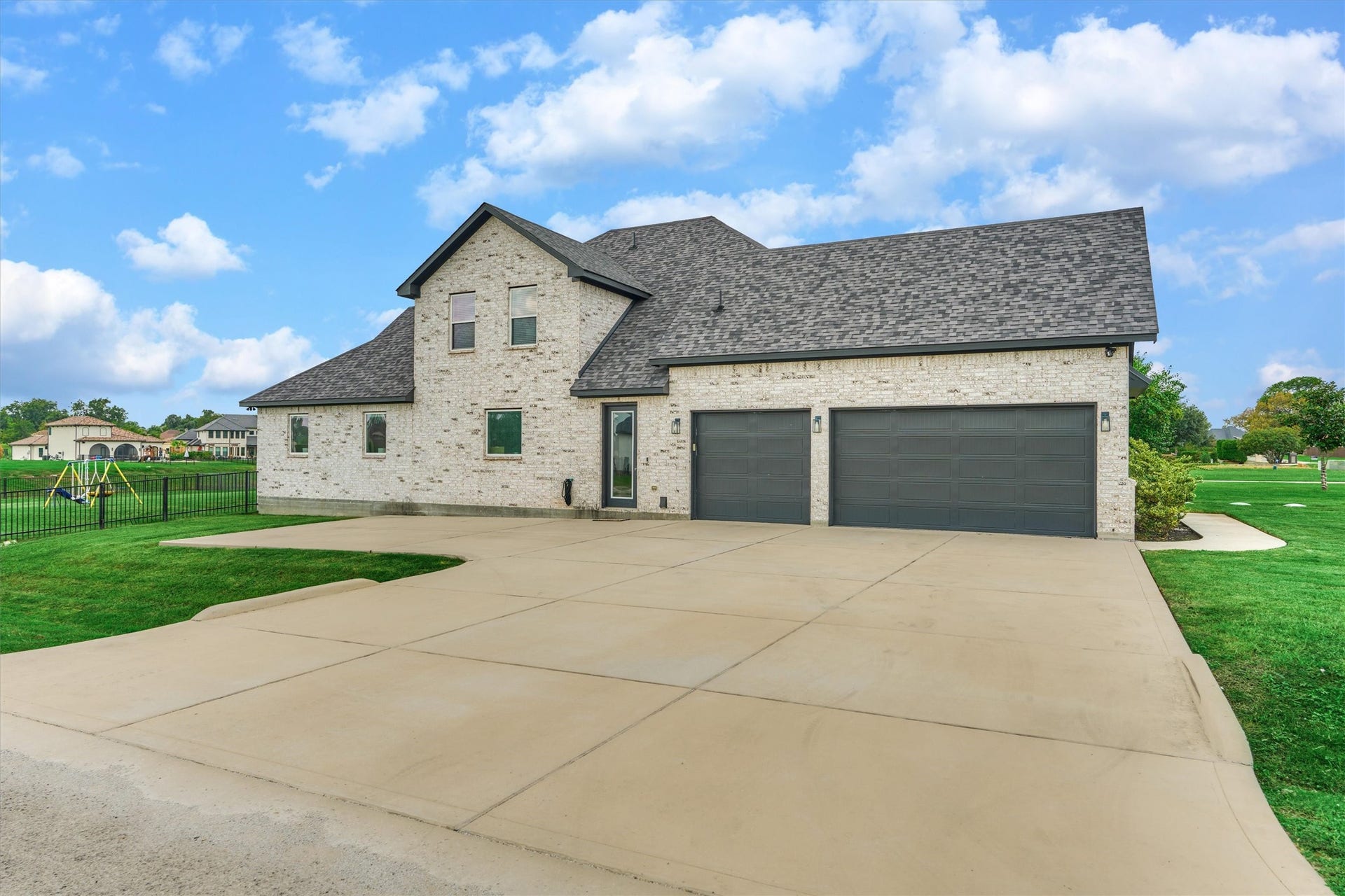 11609 Grand View Drive, Montgomery, TX 77356 Extra parking space and 3 car garage and entryway into the mudroom.