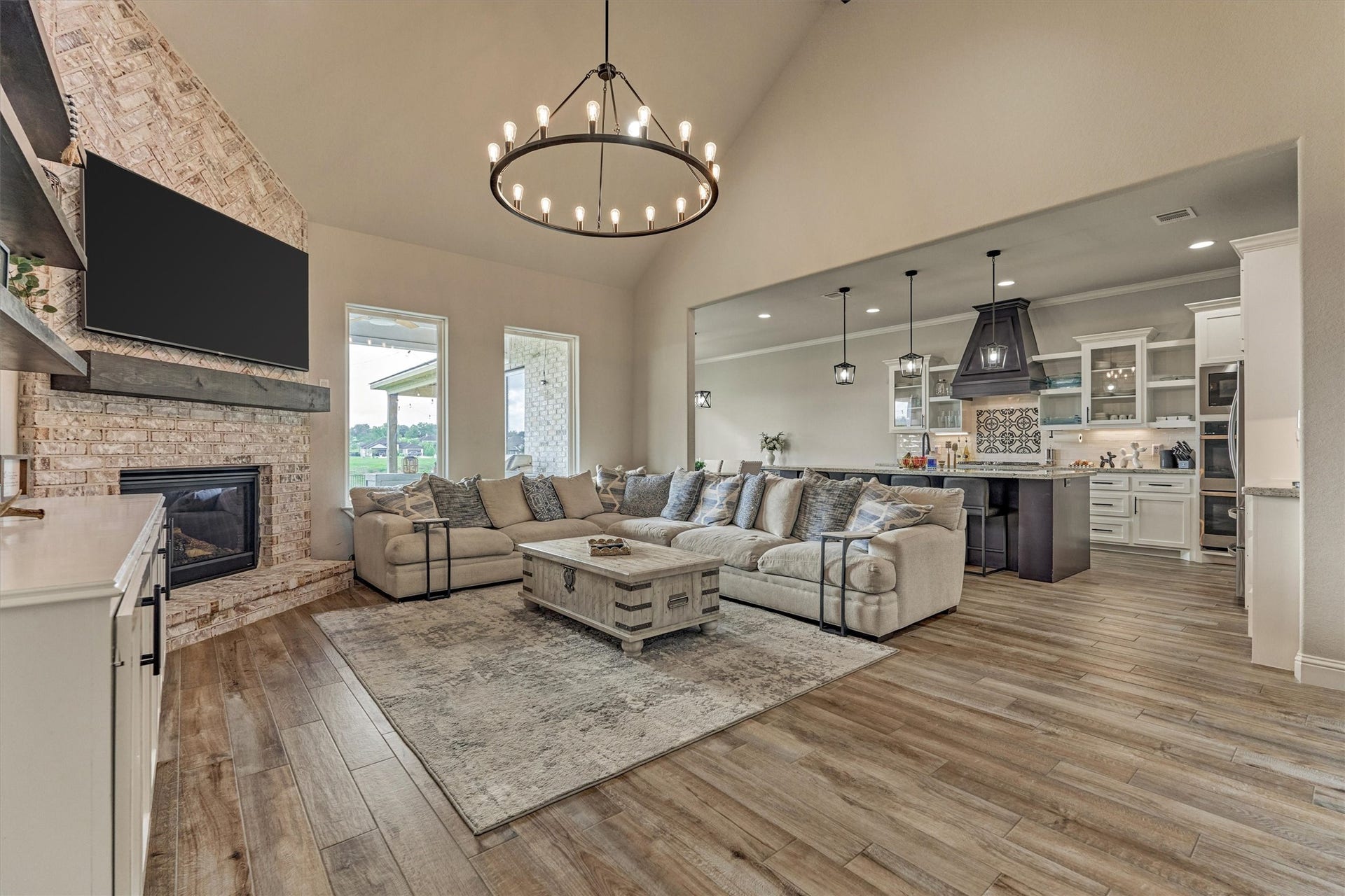 11609 Grand View Drive, Montgomery, TX 77356 The open floorplan blends seamlessly into the kitchen and dining area