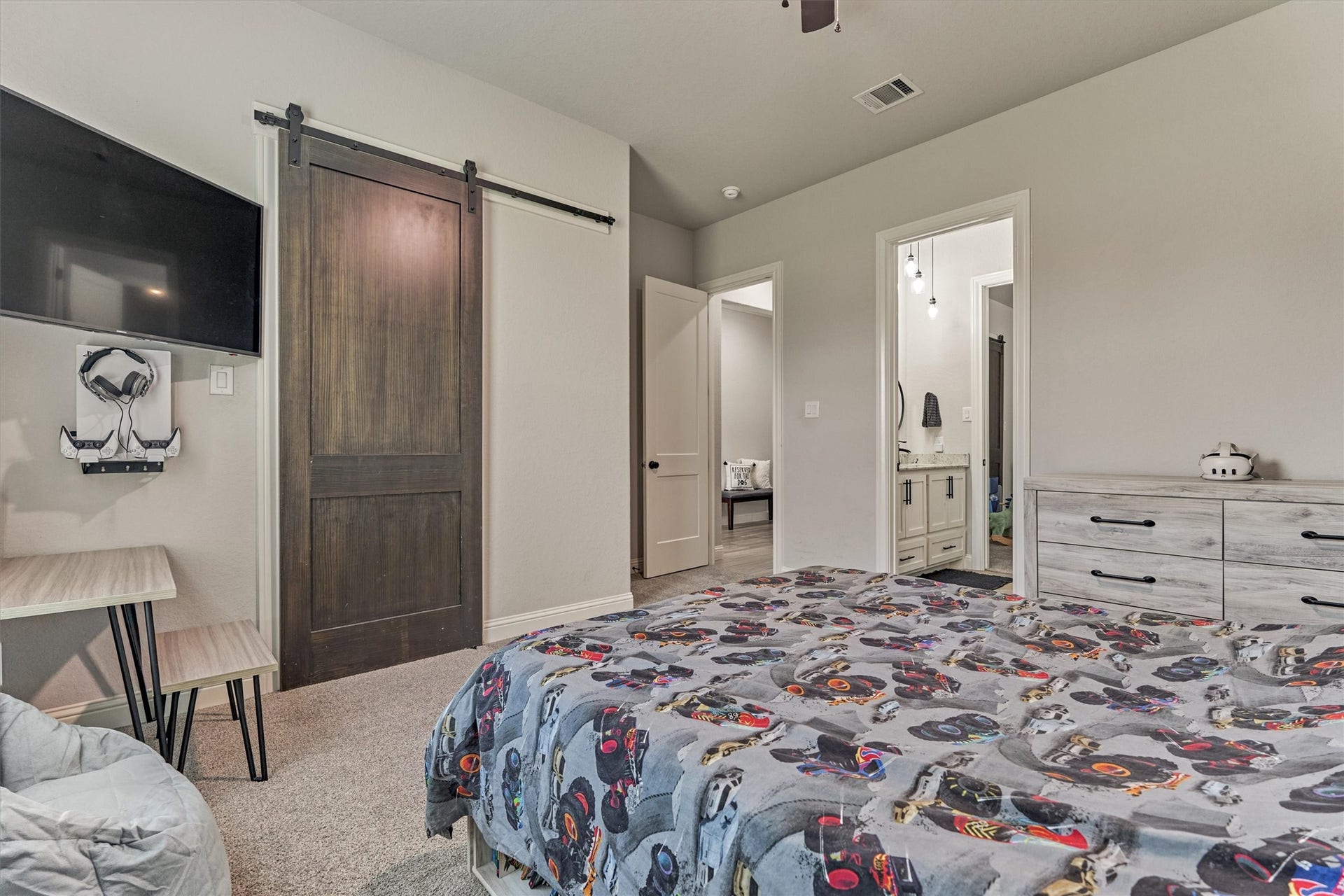 11609 Grand View Drive, Montgomery, TX 77356 Bedroom features a large closet.