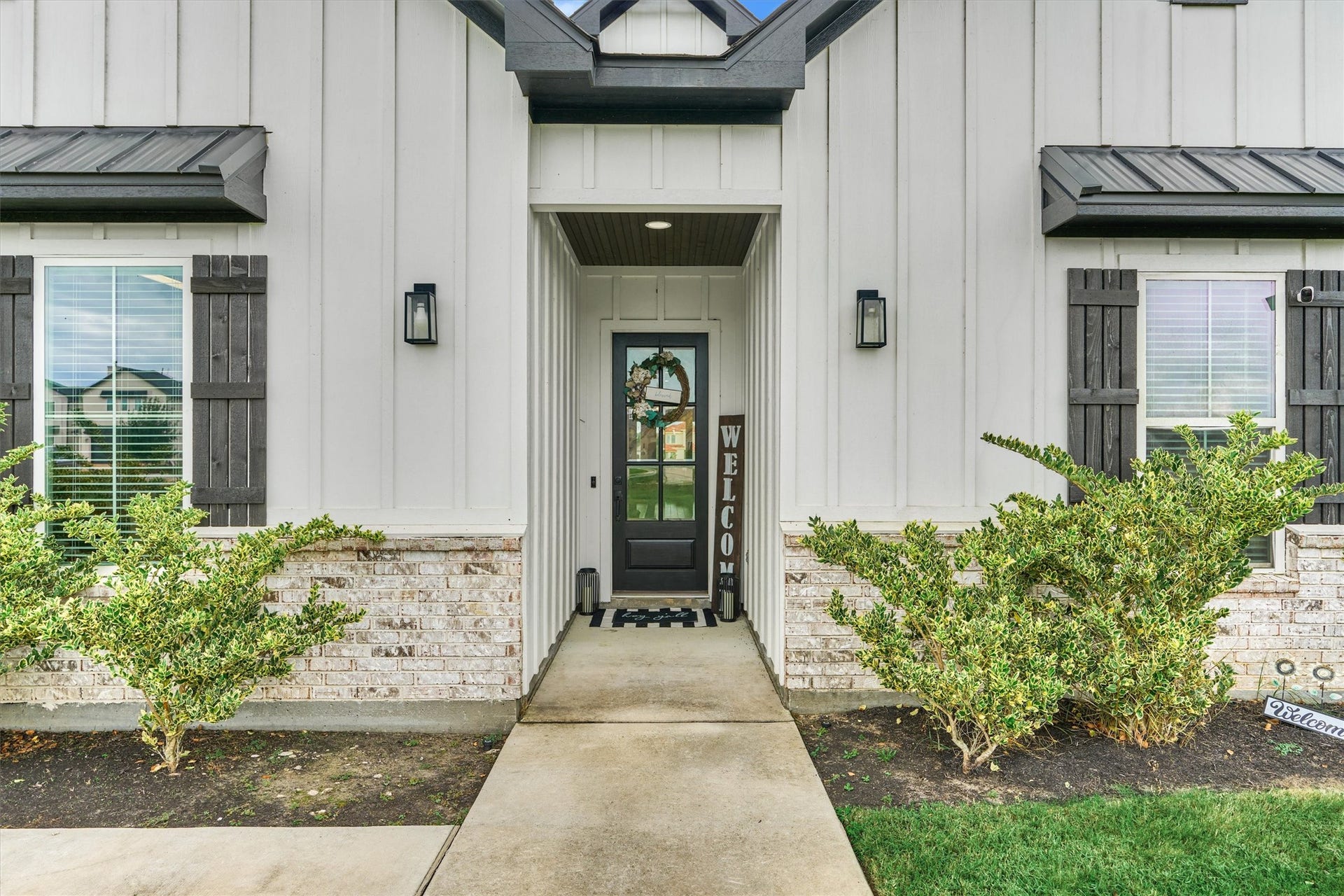 11609 Grand View Drive, Montgomery, TX 77356 The perfect entry to decorate for all of the seasons