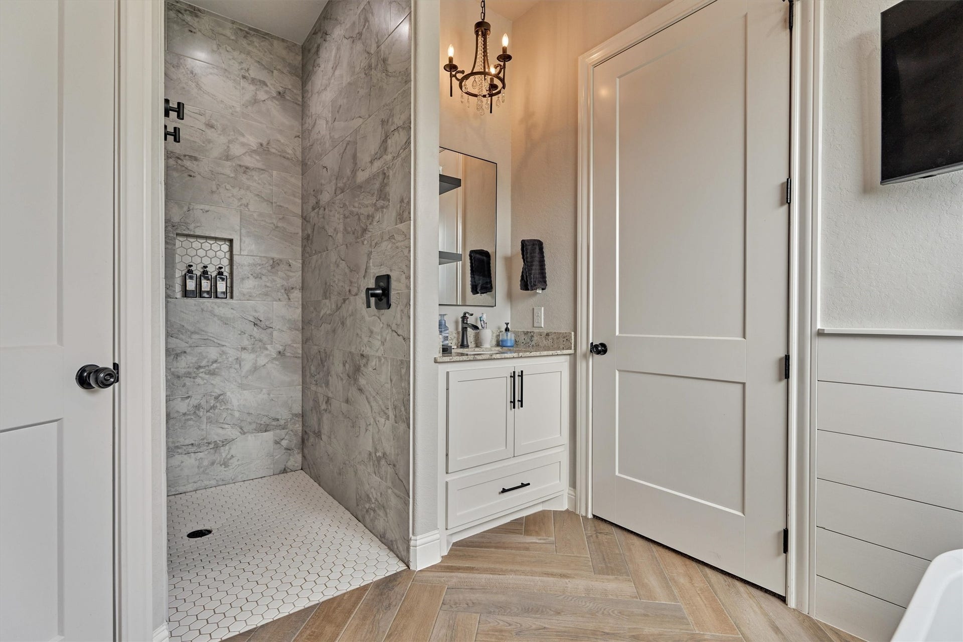 11609 Grand View Drive, Montgomery, TX 77356 Secondary sink and walk in shower