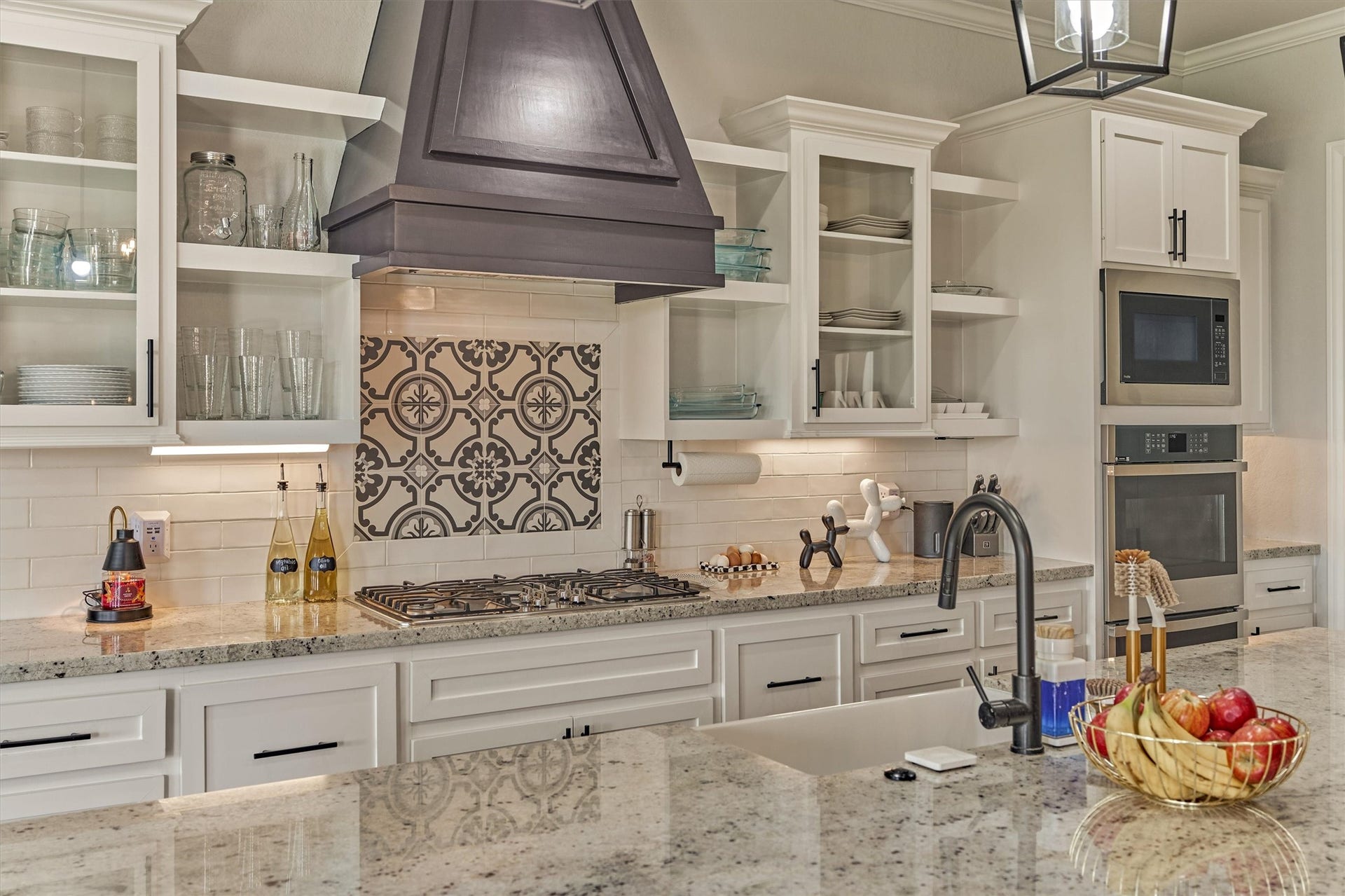 11609 Grand View Drive, Montgomery, TX 77356 Custom lighting throughout the kitchen including under cabinet lighting.