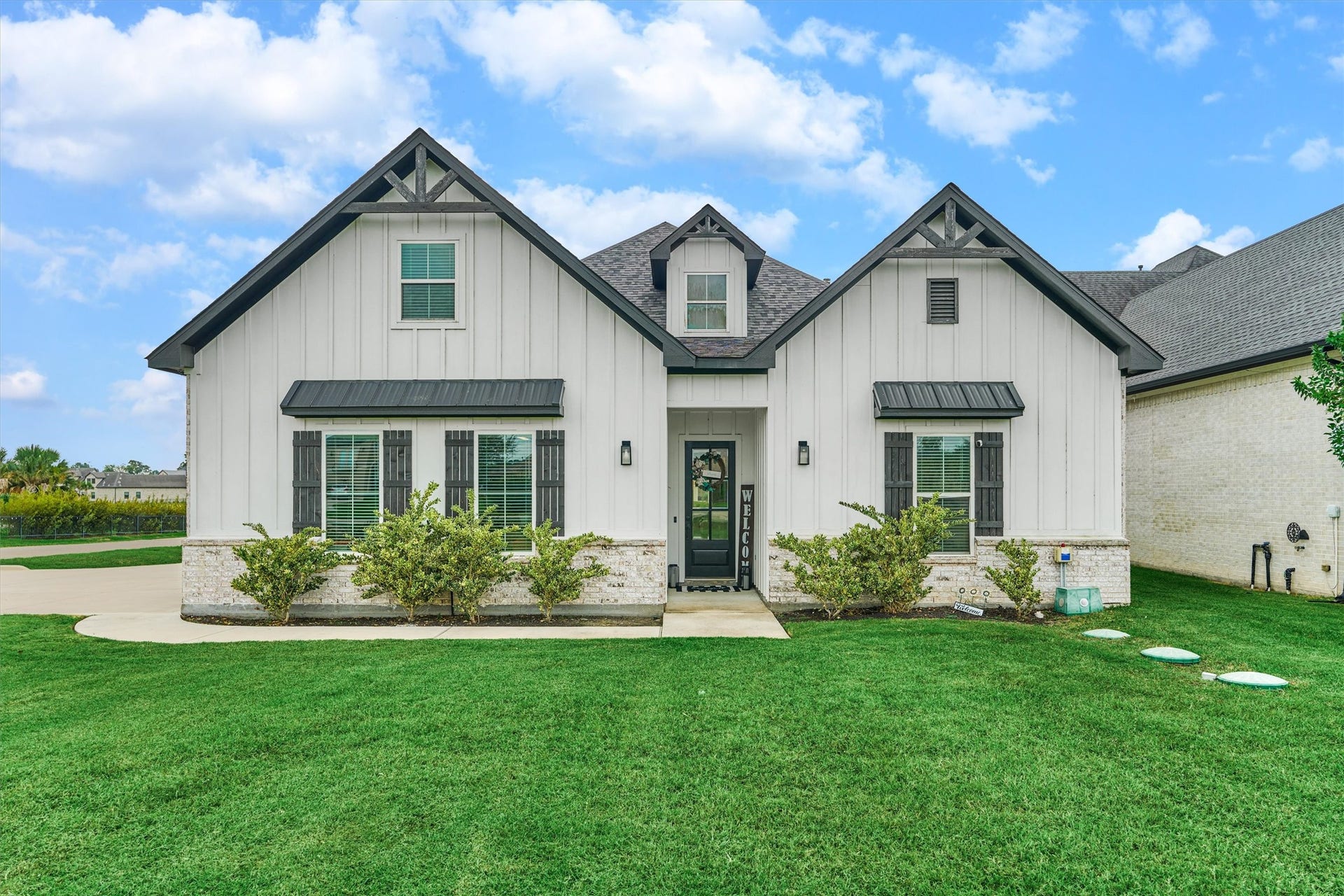11609 Grand View Drive, Montgomery, TX 77356 This home features a beautiful front entryway, with side parking and 3 car garage.
