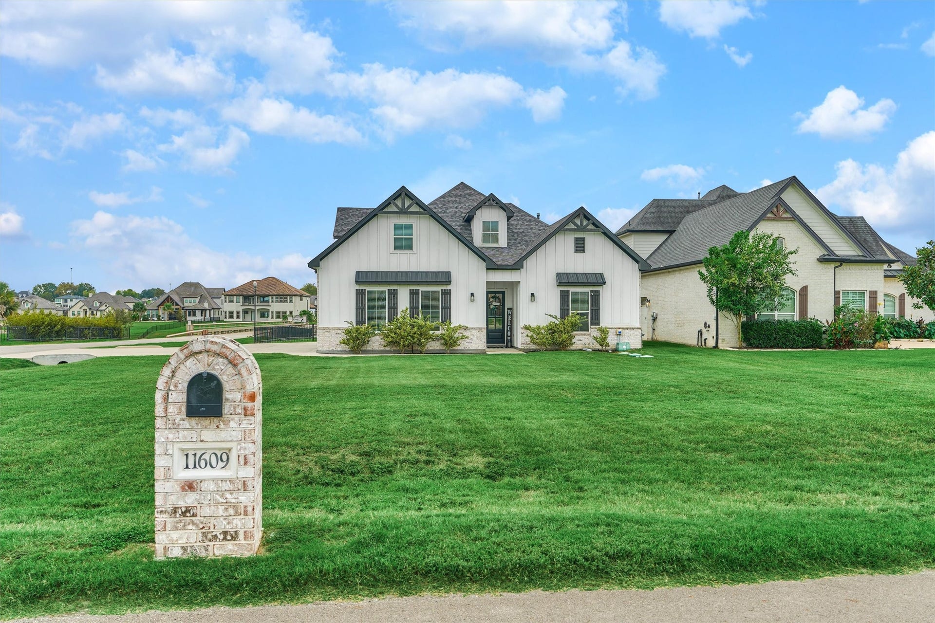 11609 Grand View Drive, Montgomery, TX 77356 A large lot, with ample space in both front and back yards.