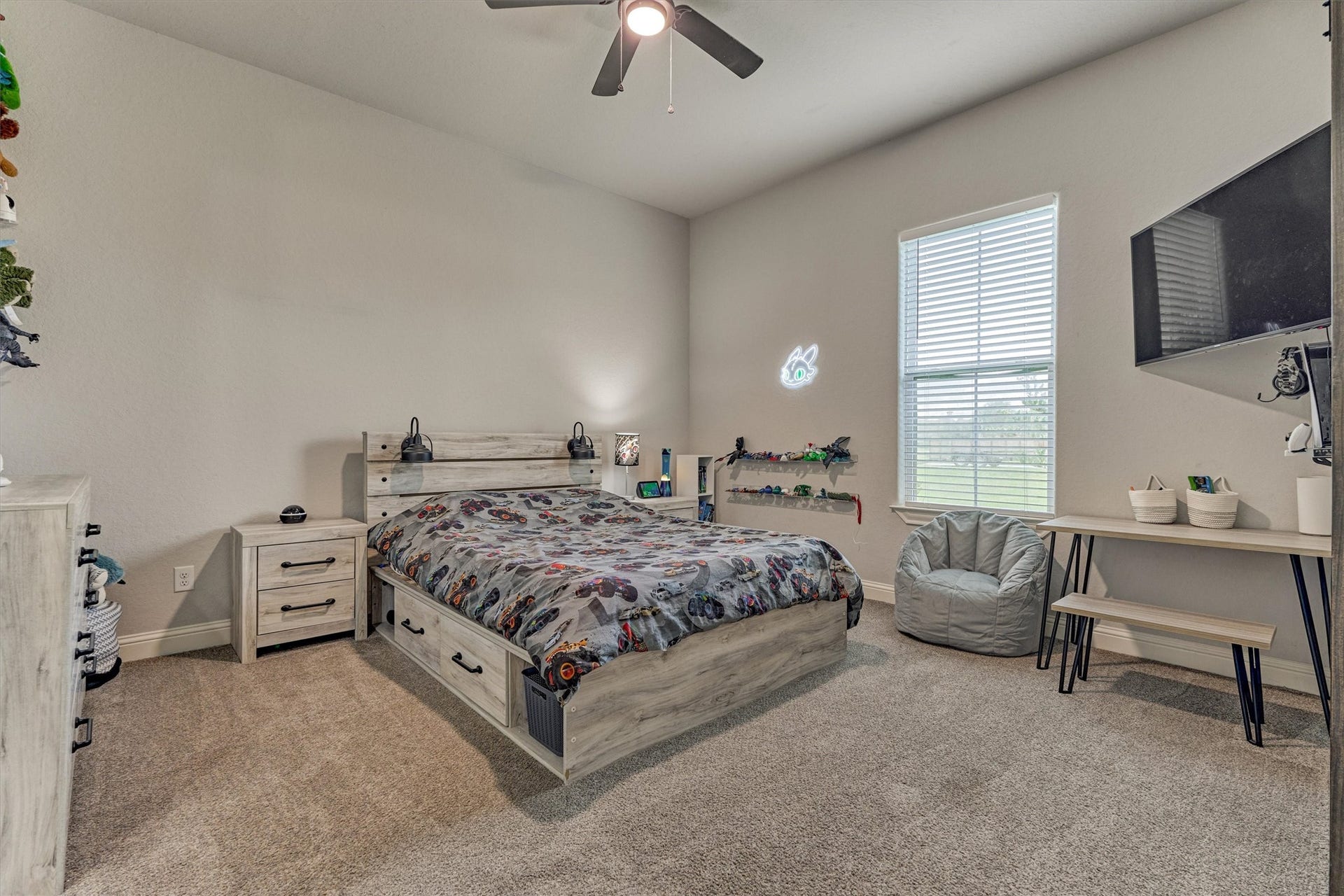 11609 Grand View Drive, Montgomery, TX 77356 Second bedroom that has a jack n Jill style bathroom attached