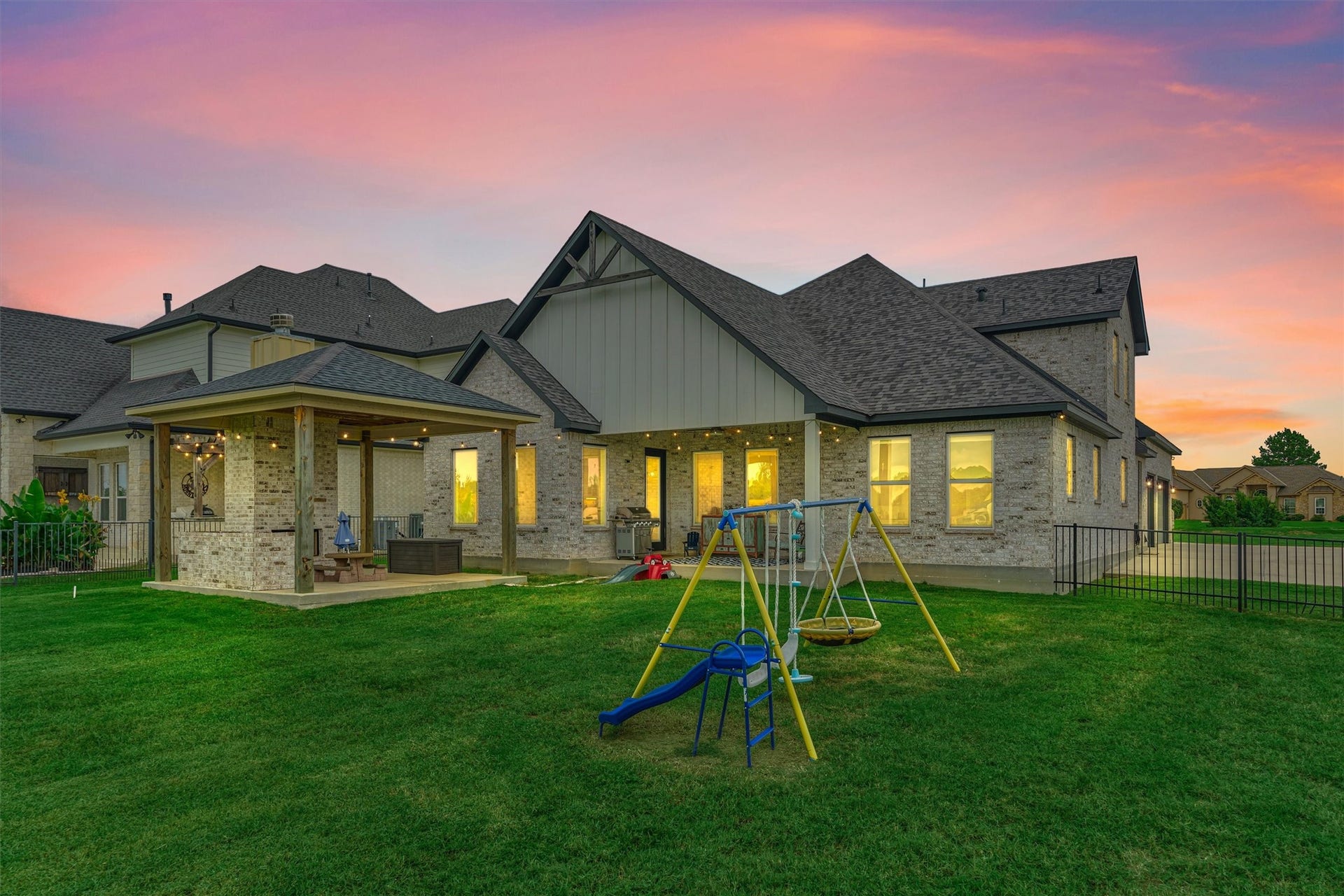 11609 Grand View Drive, Montgomery, TX 77356 Catch stunning sunsets from your new home.