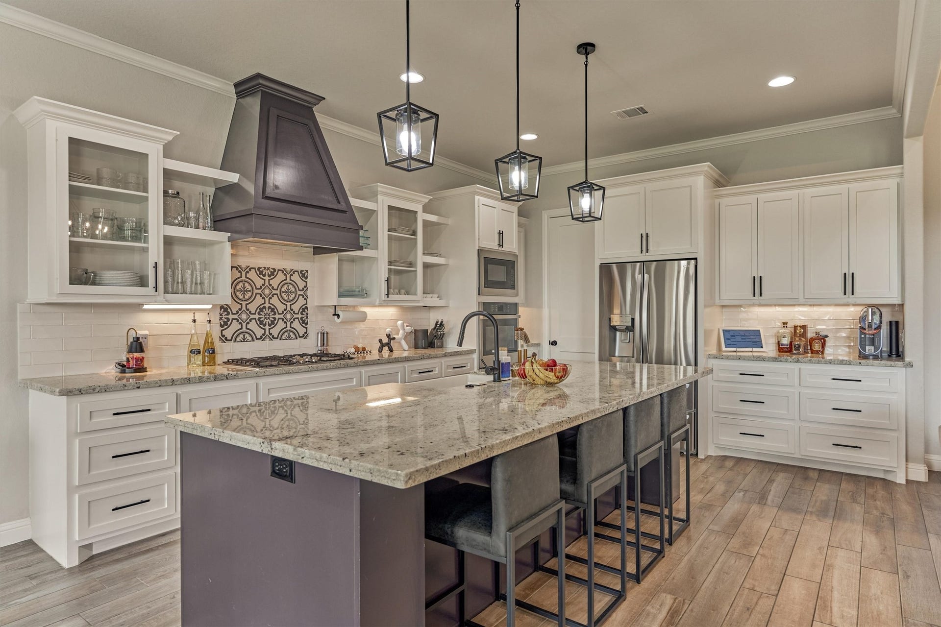 11609 Grand View Drive, Montgomery, TX 77356 Granite countertops and custom backsplash complete this kitchen.
