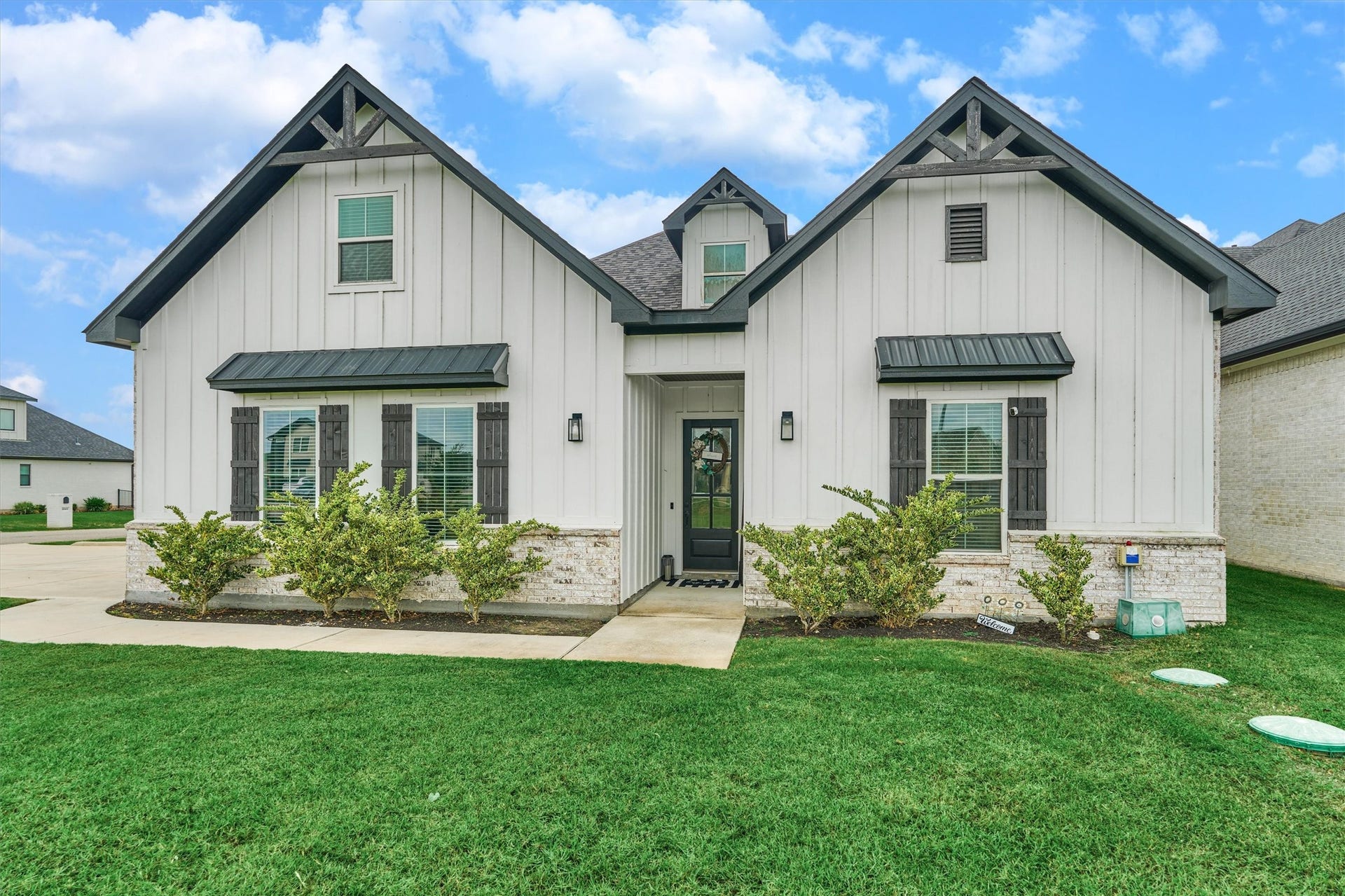 11609 Grand View Drive, Montgomery, TX 77356 A beautiful entry to your new home!