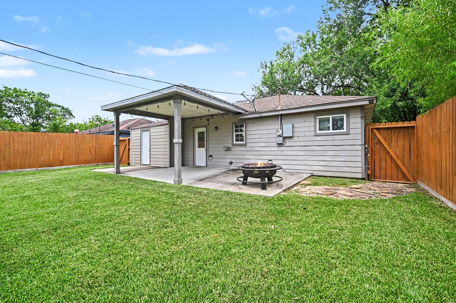 4818 27th Street, Dickinson, TX 77539 The patio is very generous in size and a fire pit fits great.