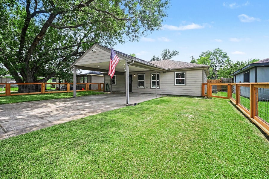 Property photo for 4818 27th Street, Dickinson, TX