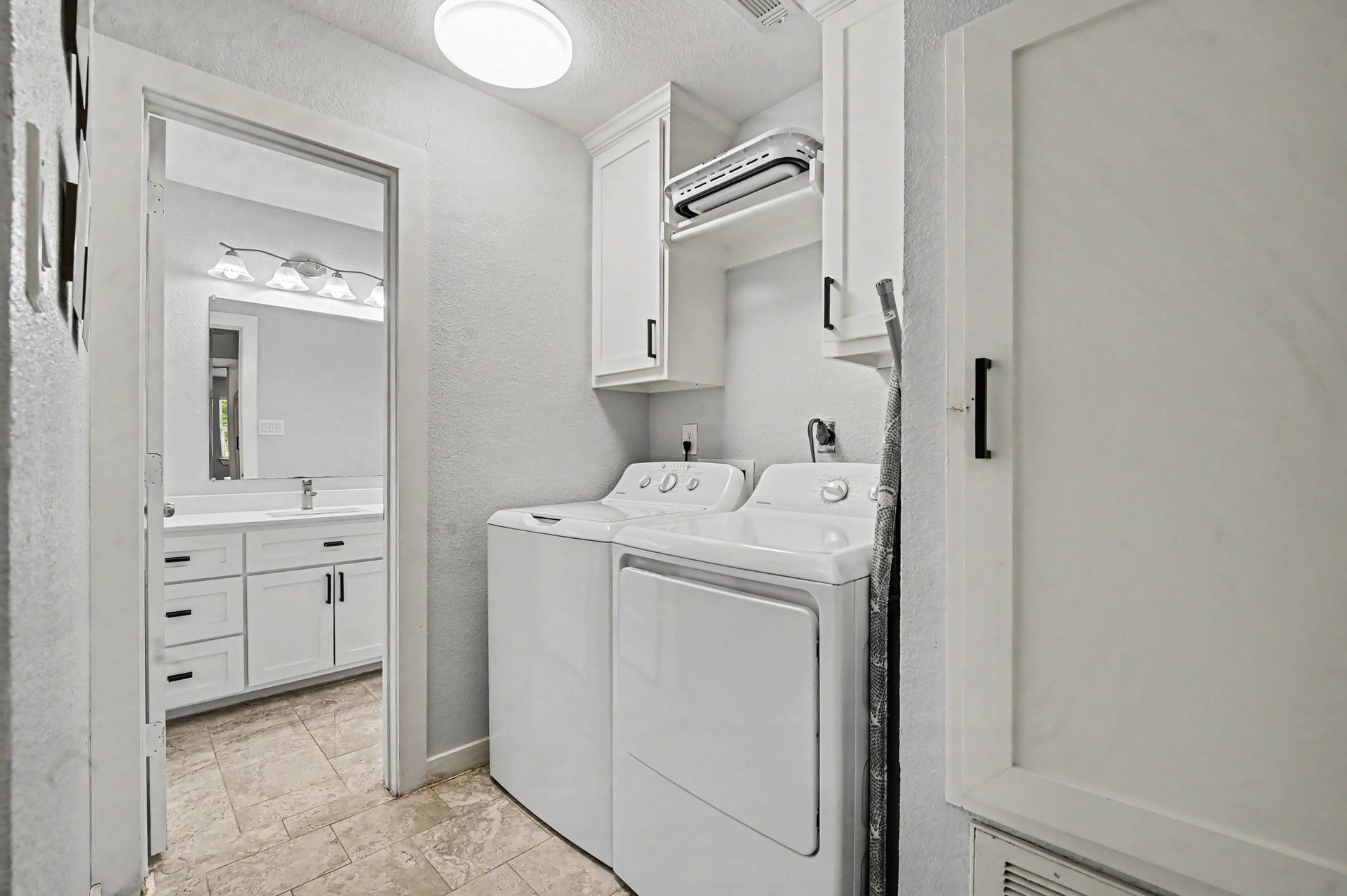 4818 27th Street, Dickinson, TX 77539 The laundry area is conveniently situated in the hallway next to the secondary bath and it's very spacious and offer plenty of storage.