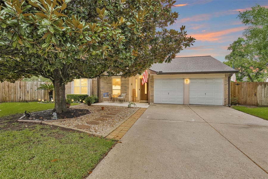 Property photo for 315 Thistlewood Court, League City, TX