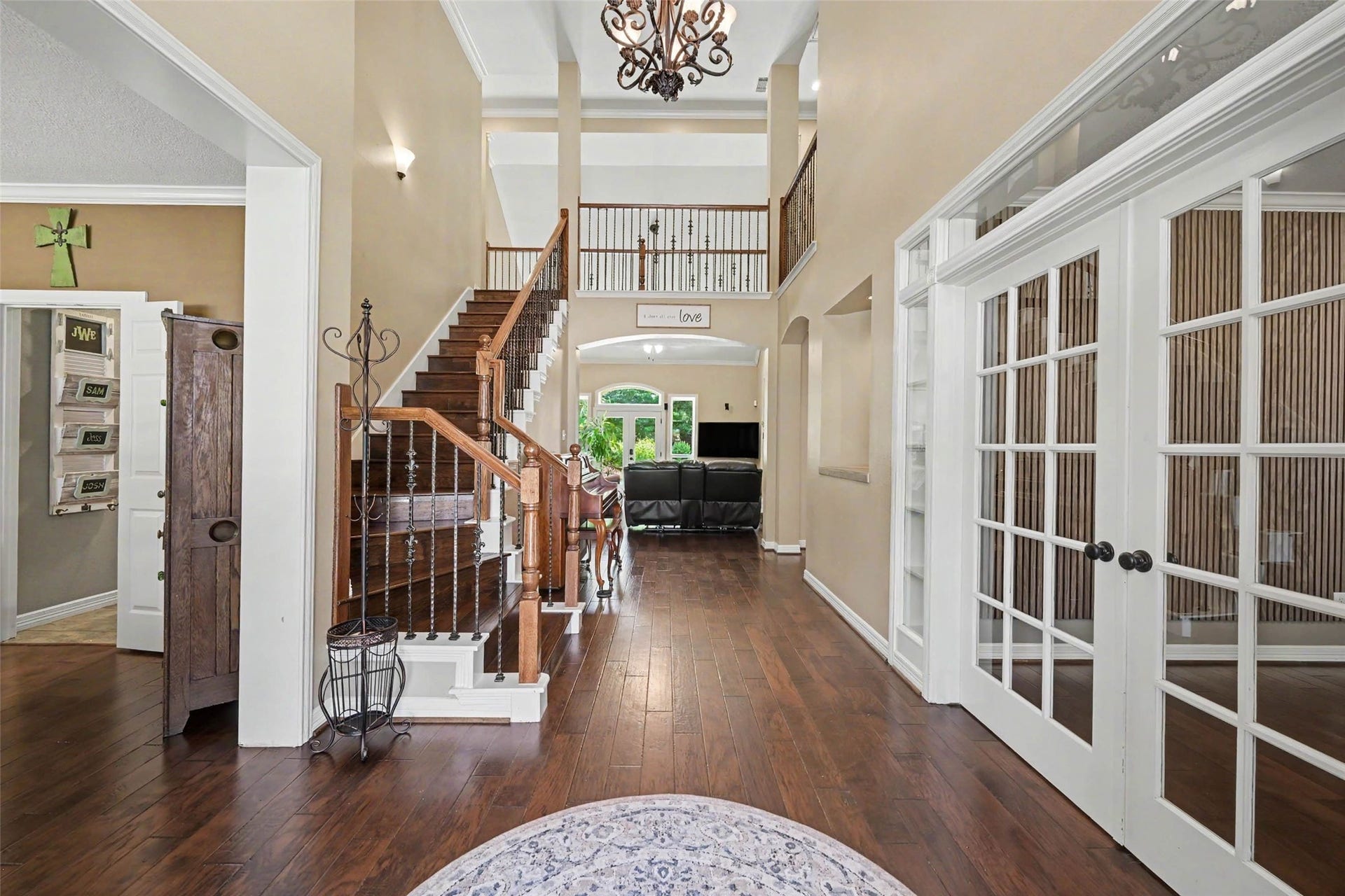 2907 Winding Shore Lane, Katy, TX 77450 Welcome into this inviting entry hall featuring beautiful hardwood floors, an elegant staircase, and a stunning sightline to the backyard oasis. The open, welcoming foyer creates a warm first impression, with natural light drawing your eye to the sparkling pool beyond.