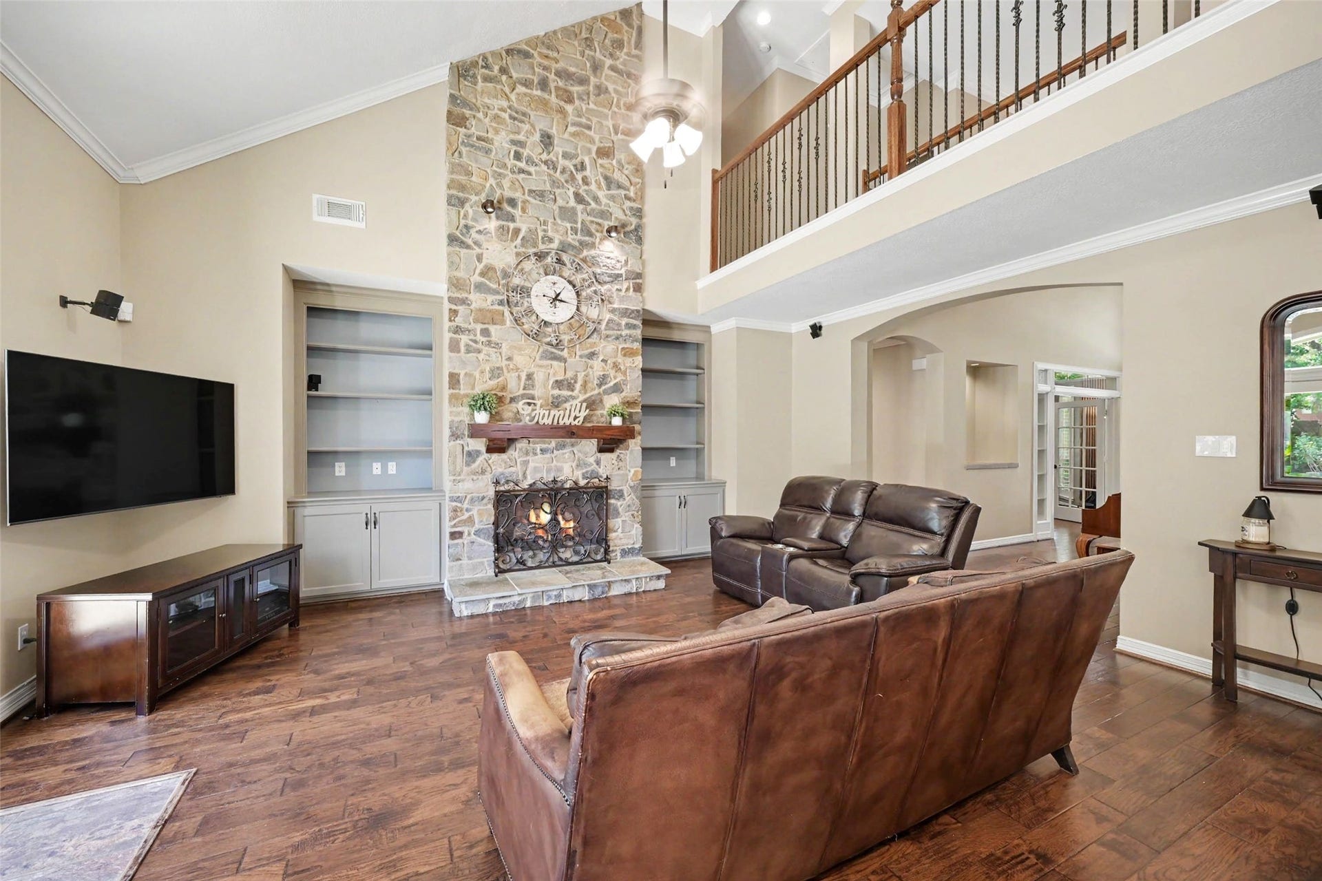 2907 Winding Shore Lane, Katy, TX 77450 The spacious family room is the heart of the home, featuring a cozy fireplace, custom built-in cabinetry, and beautiful views of the backyard pool. The open-concept design flows seamlessly into the kitchen and breakfast area, creating the perfect space for everyday living and entertaining.