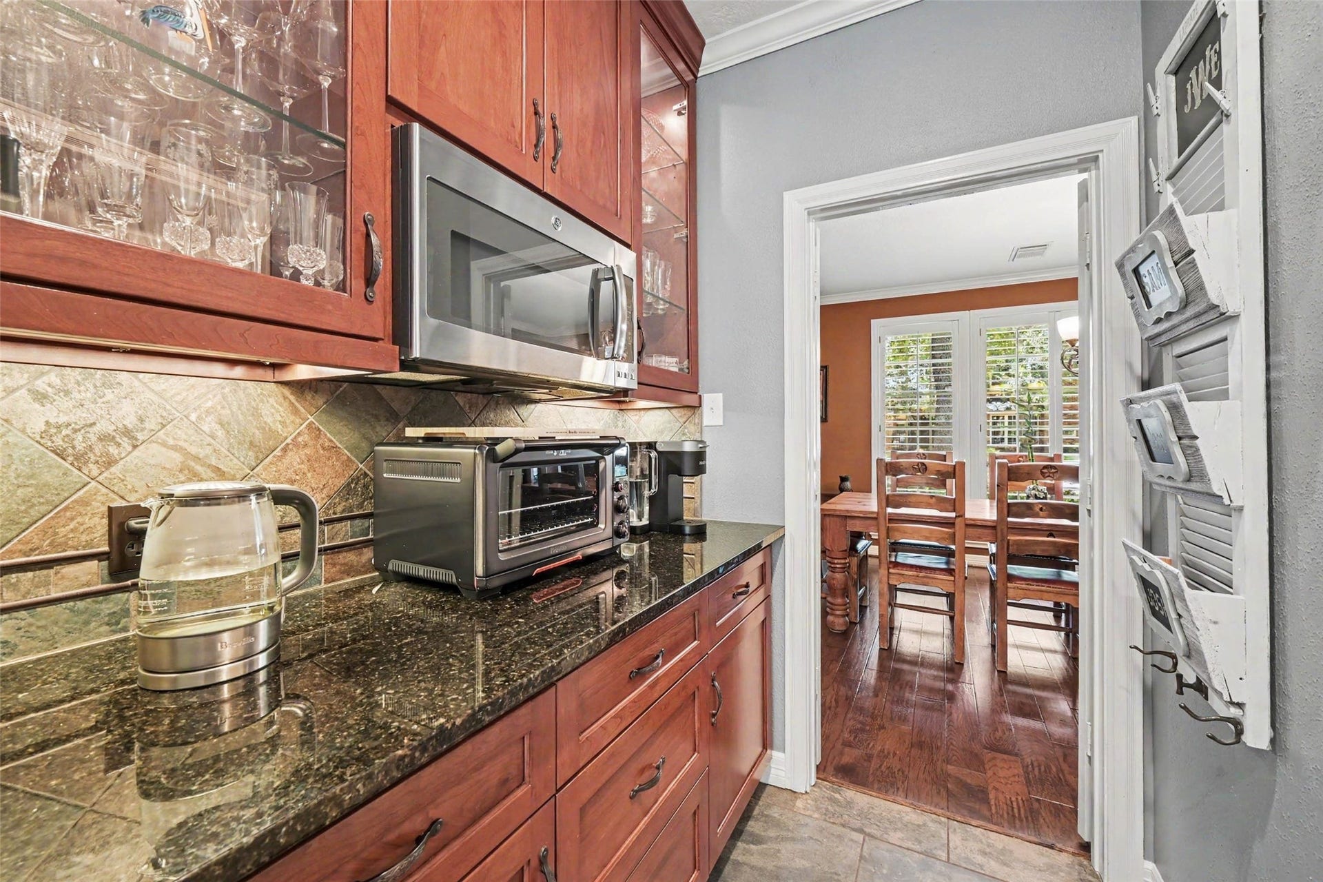 2907 Winding Shore Lane, Katy, TX 77450 The spacious butlers pantry and appliance center provide exceptional functionality with additional storage, workspace, and organization. This versatile multi-purpose area is perfect for meal preparation, entertaining, or keeping everyday kitchen essentials neatly tucked away.