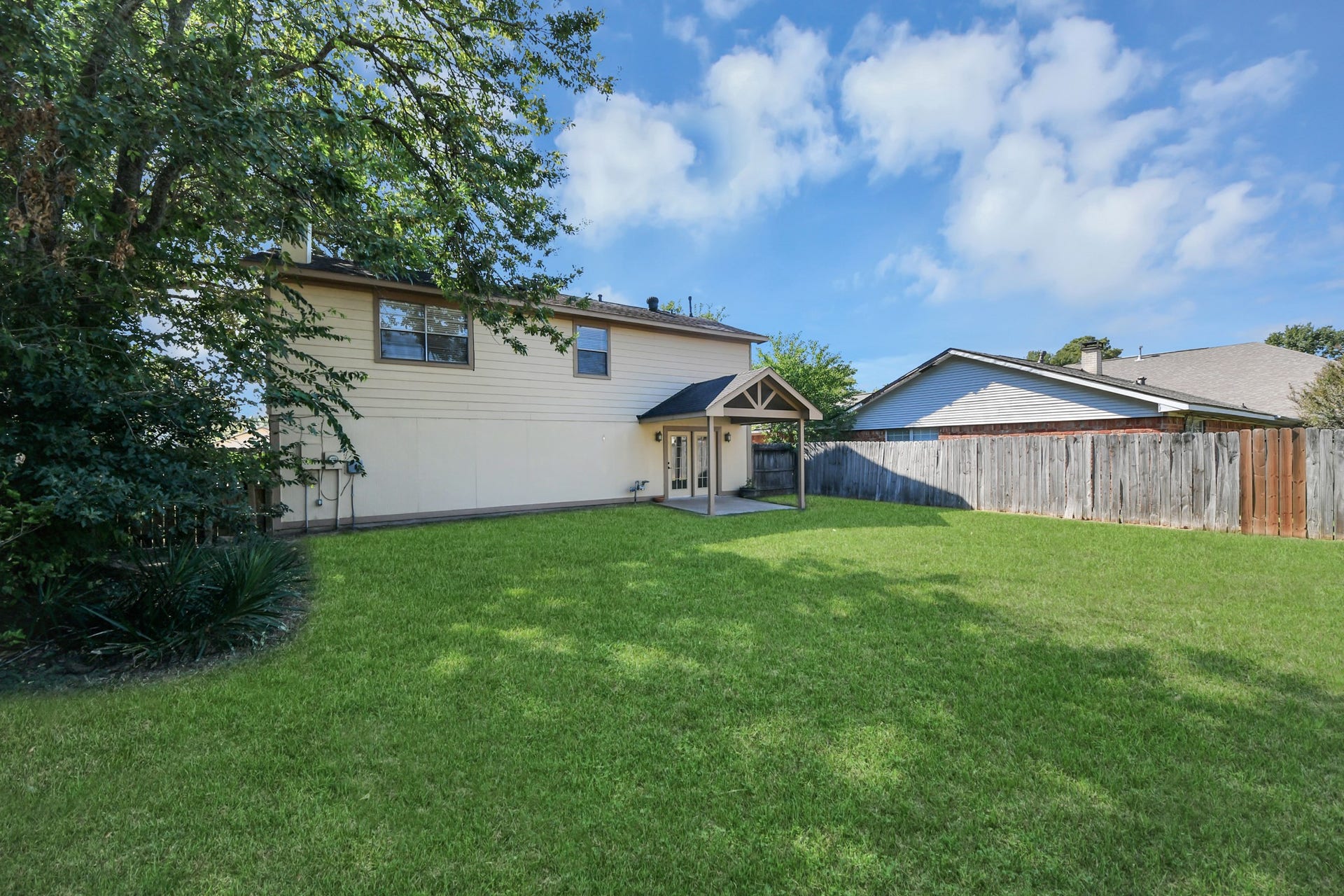 935 Grand Junction Drive, Katy, TX 77450 Imagine the possibilities with this generously sized backyard.