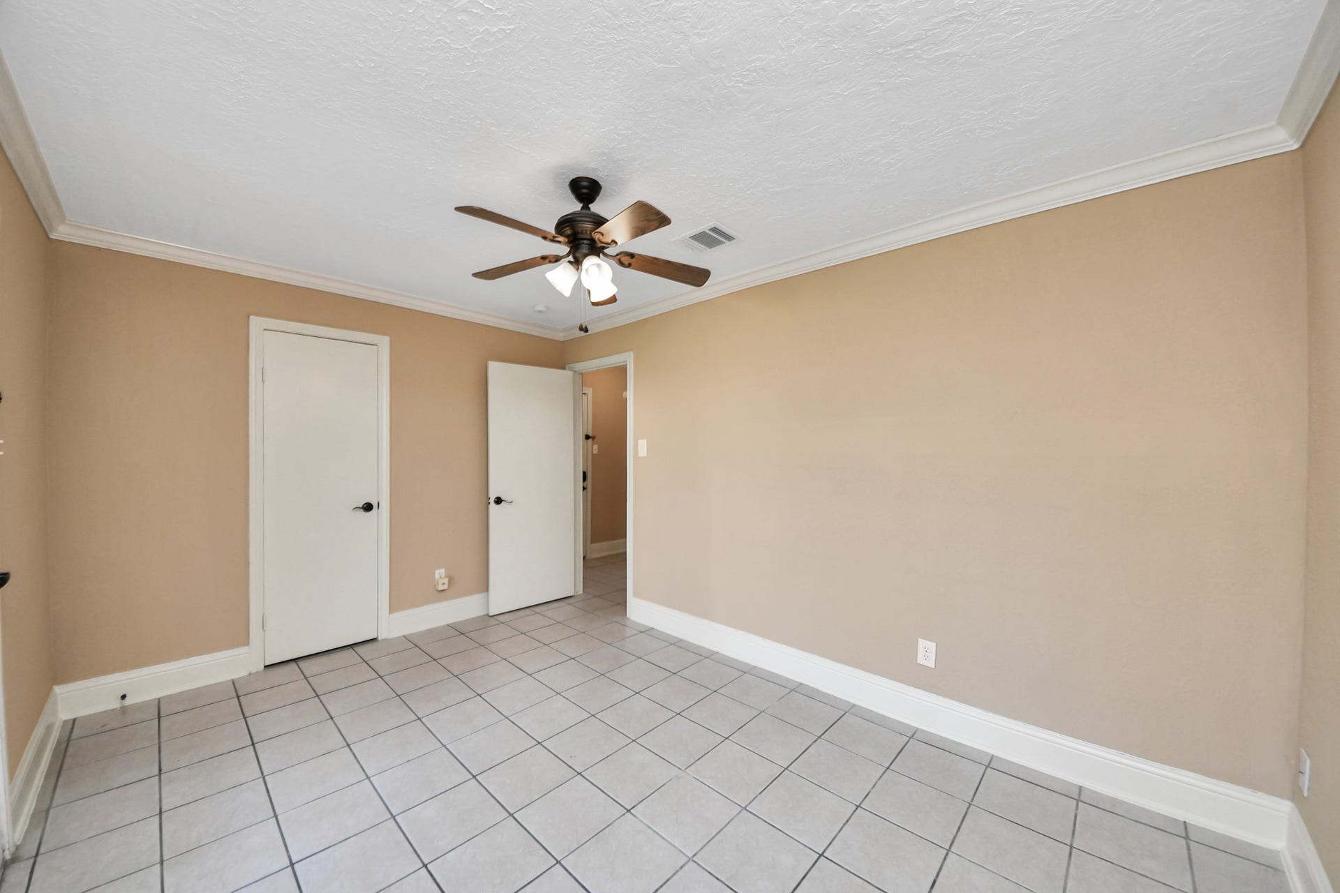 935 Grand Junction Drive, Katy, TX 77450 Envision the ultimate man cave, an exciting game room for hosting friends, a stylish home office, or your very own private retreat. On those beautiful Texas days, open the doors, welcome a refreshing breeze, and enjoy the peaceful backyard.