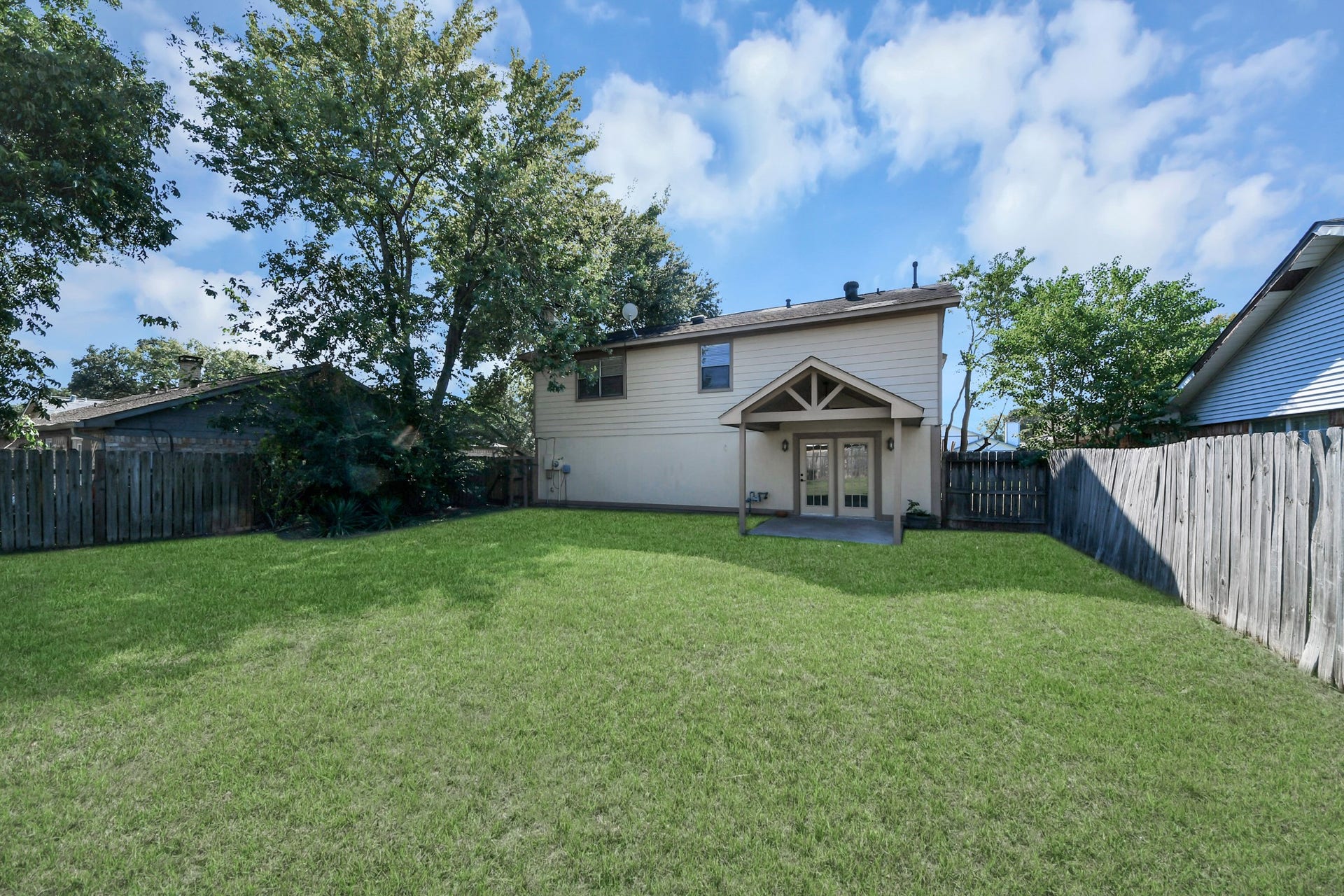 935 Grand Junction Drive, Katy, TX 77450 The expansive grassy lawn provides plenty of space for outdoor games, pets to roam, gardening, or even a future playset. The covered patio, complete with a ceiling fan, creates an inviting spot to enjoy your morning coffee, dine outdoors, or unwind after a long day