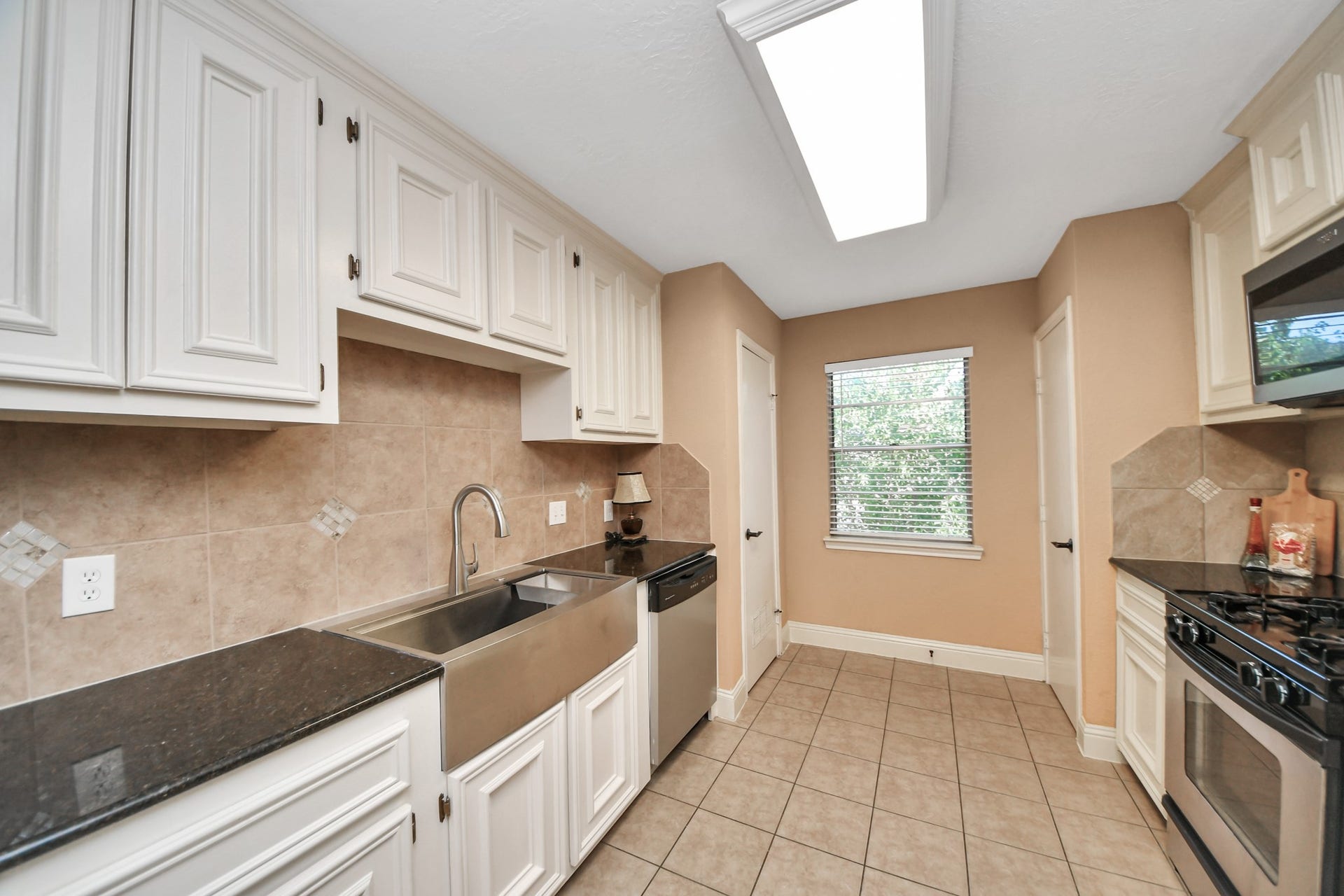 935 Grand Junction Drive, Katy, TX 77450 Decorative backsplash accents and crown molding add character, creating an inviting kitchen ready for everything from quick weekday meals to preparing your favorite recipes.