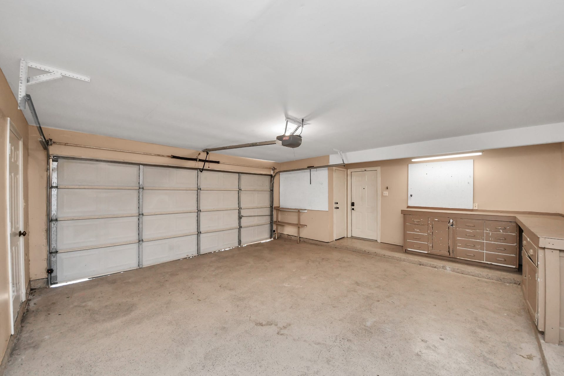 935 Grand Junction Drive, Katy, TX 77450 Whether youre a DIY enthusiast looking for a dedicated workspace, need extra storage for seasonal decorations and outdoor equipment, or simply appreciate having a place for everything, this garage delivers!