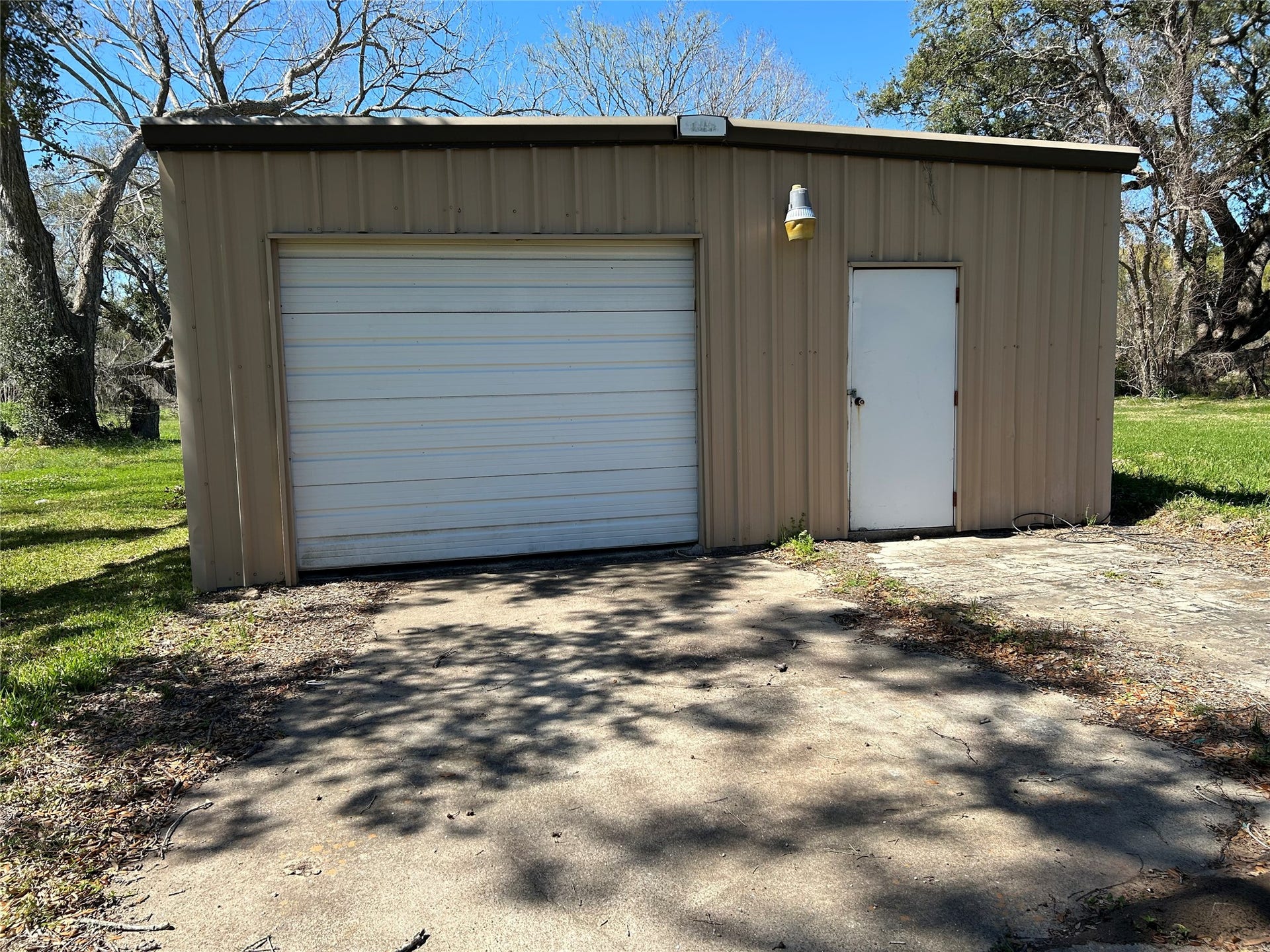 342 Bluebonnet Drive, Jones Creek, TX 77541 30x30 barn on property