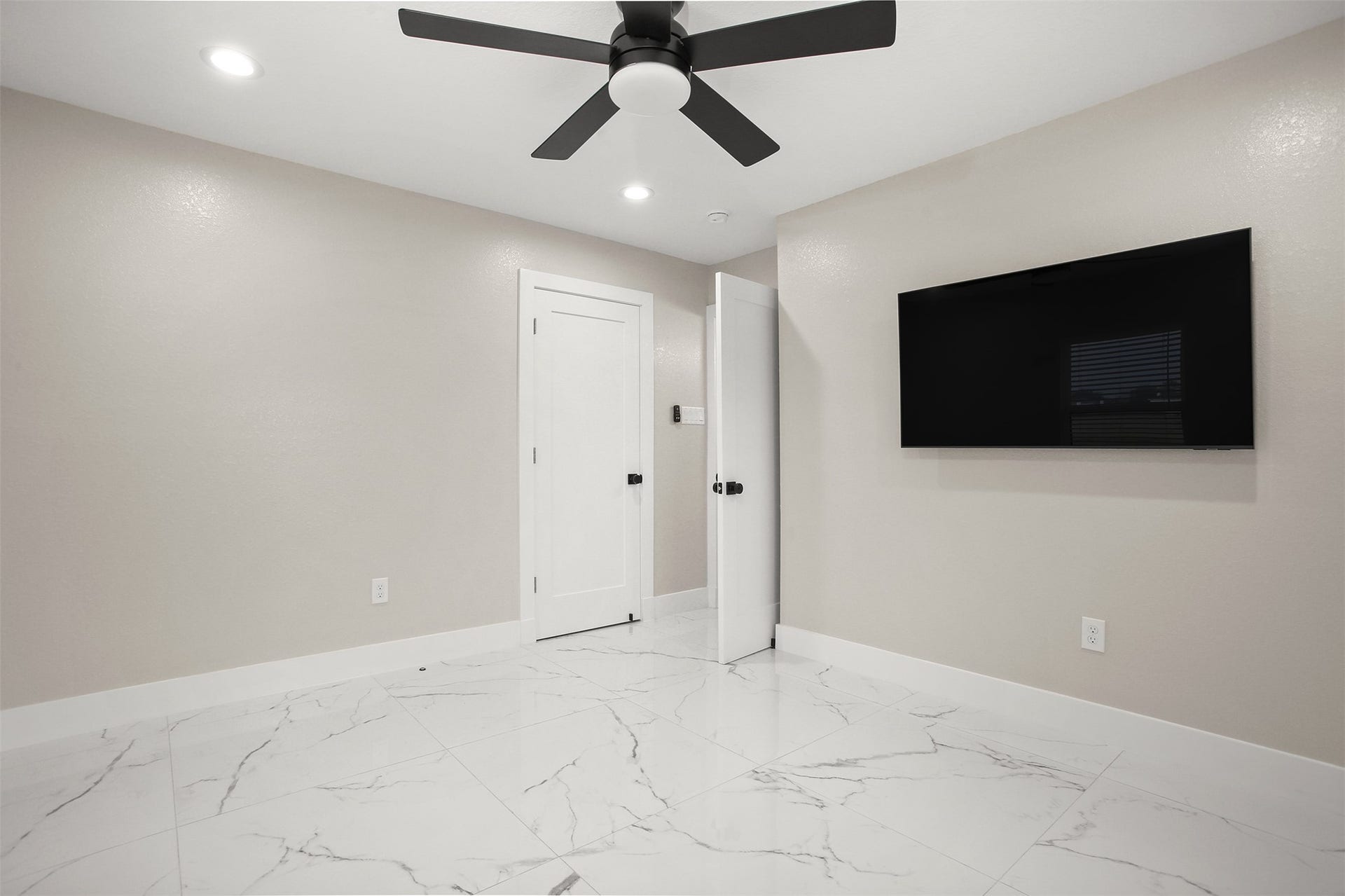 4002 Dixie Farm Road, Pearland, TX 77581