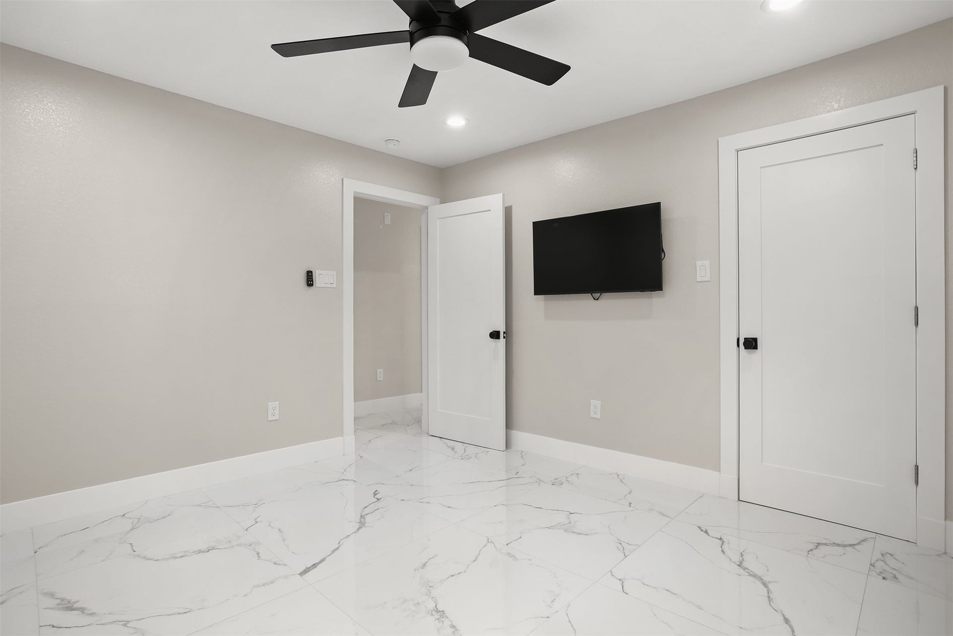 4002 Dixie Farm Road, Pearland, TX 77581