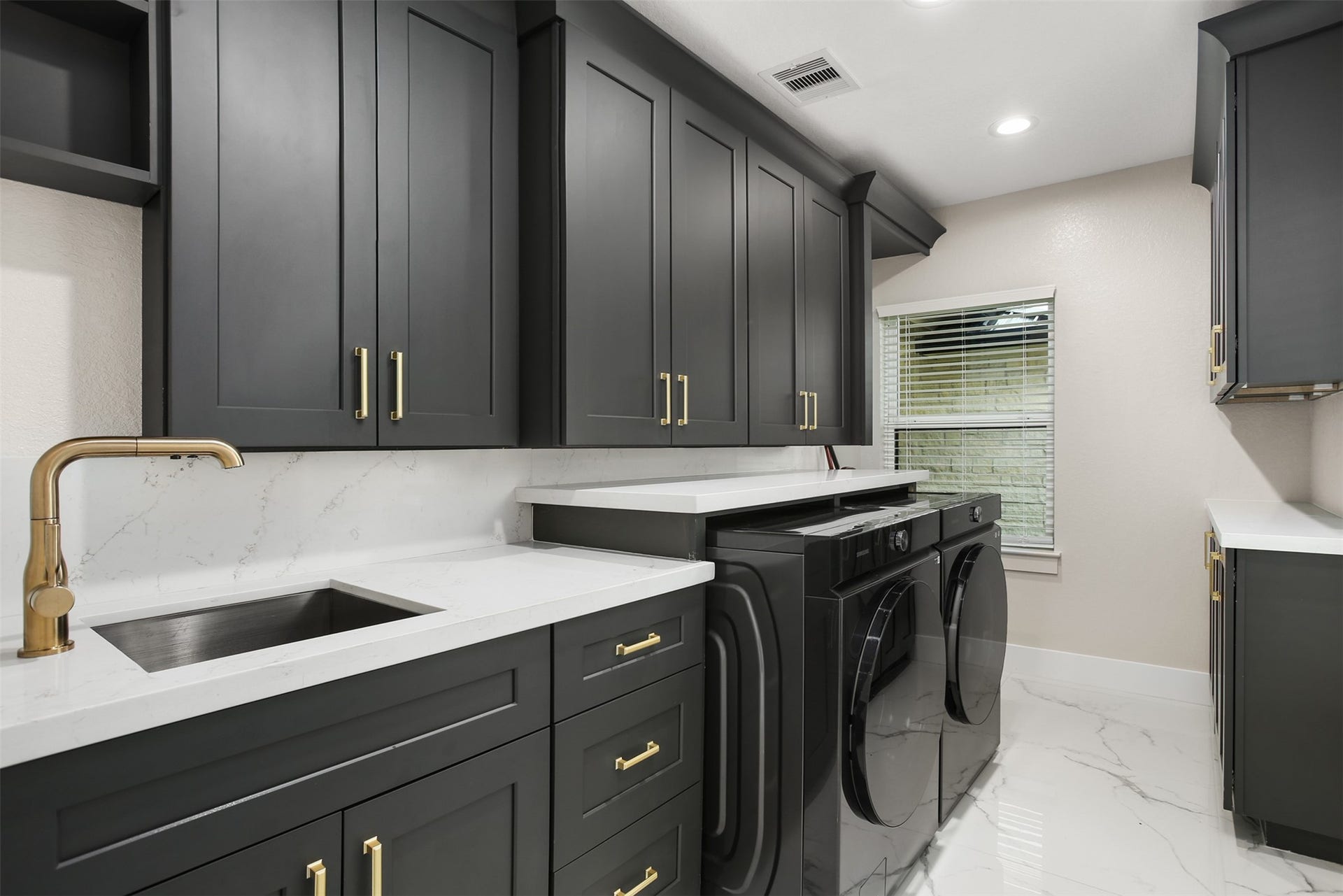 4002 Dixie Farm Road, Pearland, TX 77581