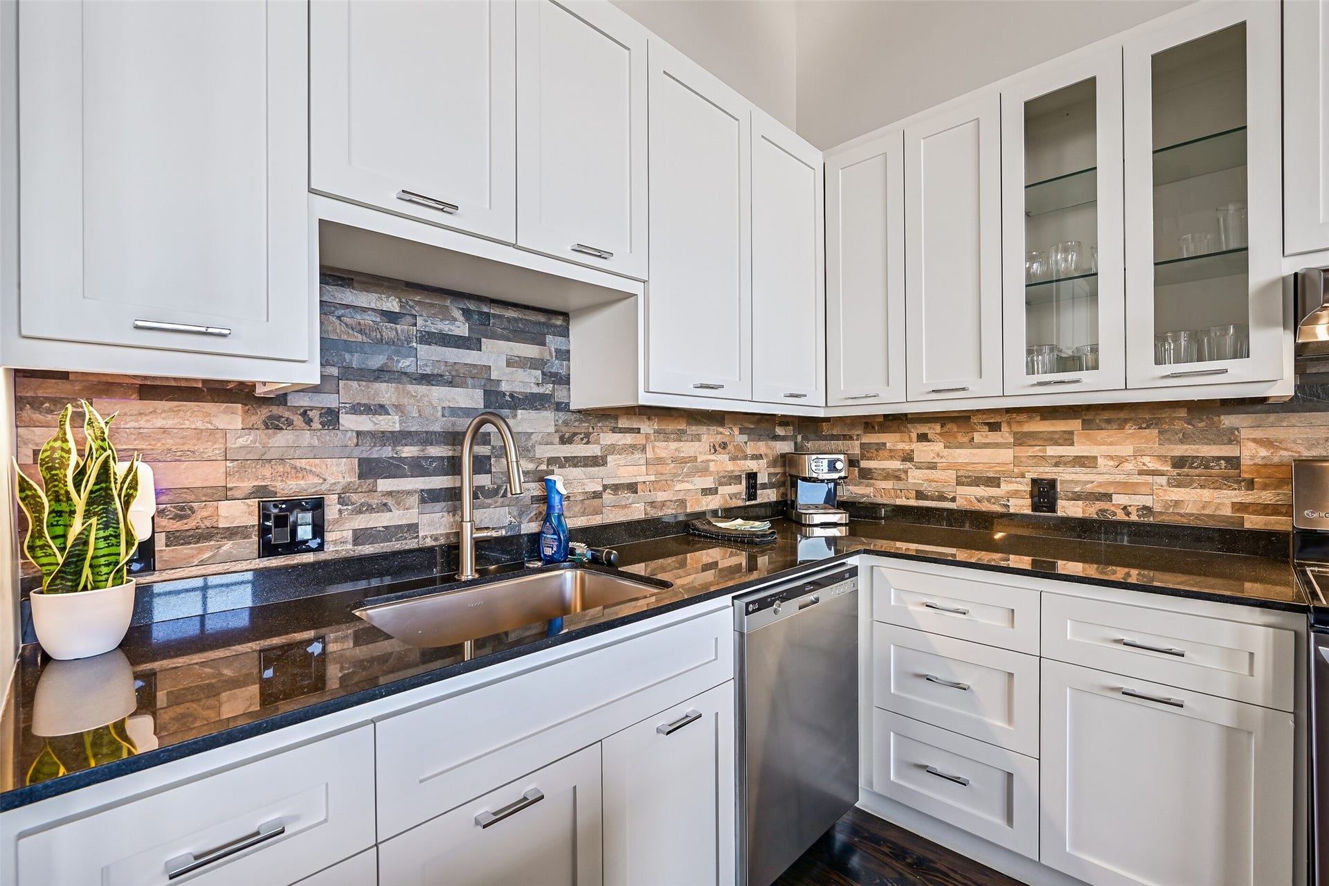 2400 Mechanic Street, #204, Galveston, TX 77550 2400 Mechanic Street, #204, Galveston, TX 77550