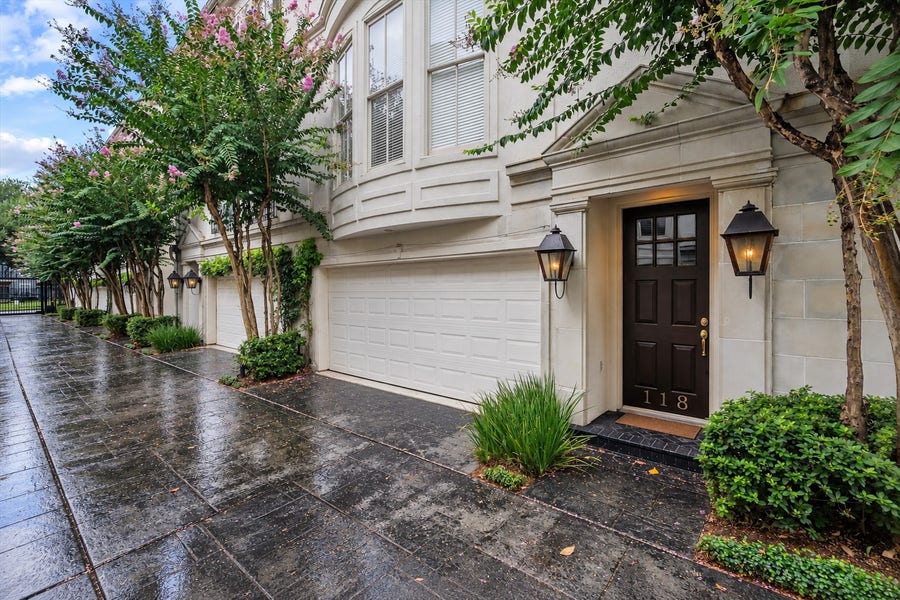 Property photo for 118 Oak Place Drive, Houston, TX