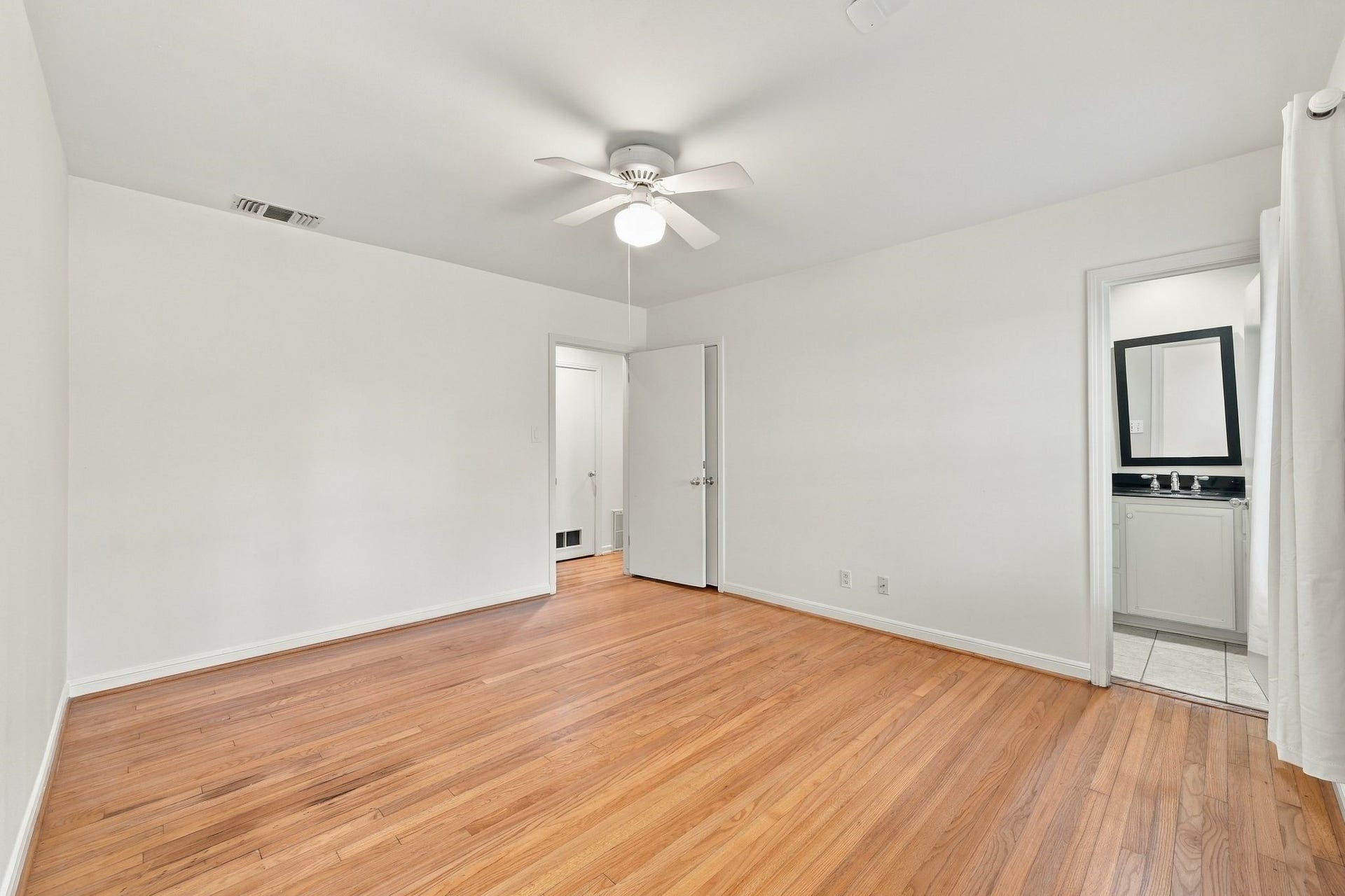 2206 Macarthur Street, Houston, TX 77030 Third bedroom opens to bathroom