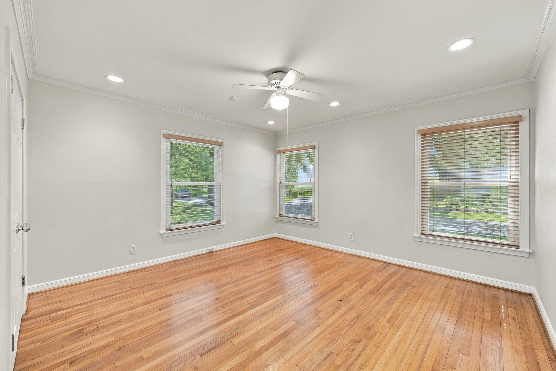 2206 Macarthur Street, Houston, TX 77030 Front bedroom has a large closet and three windows overlooking Macarthur St