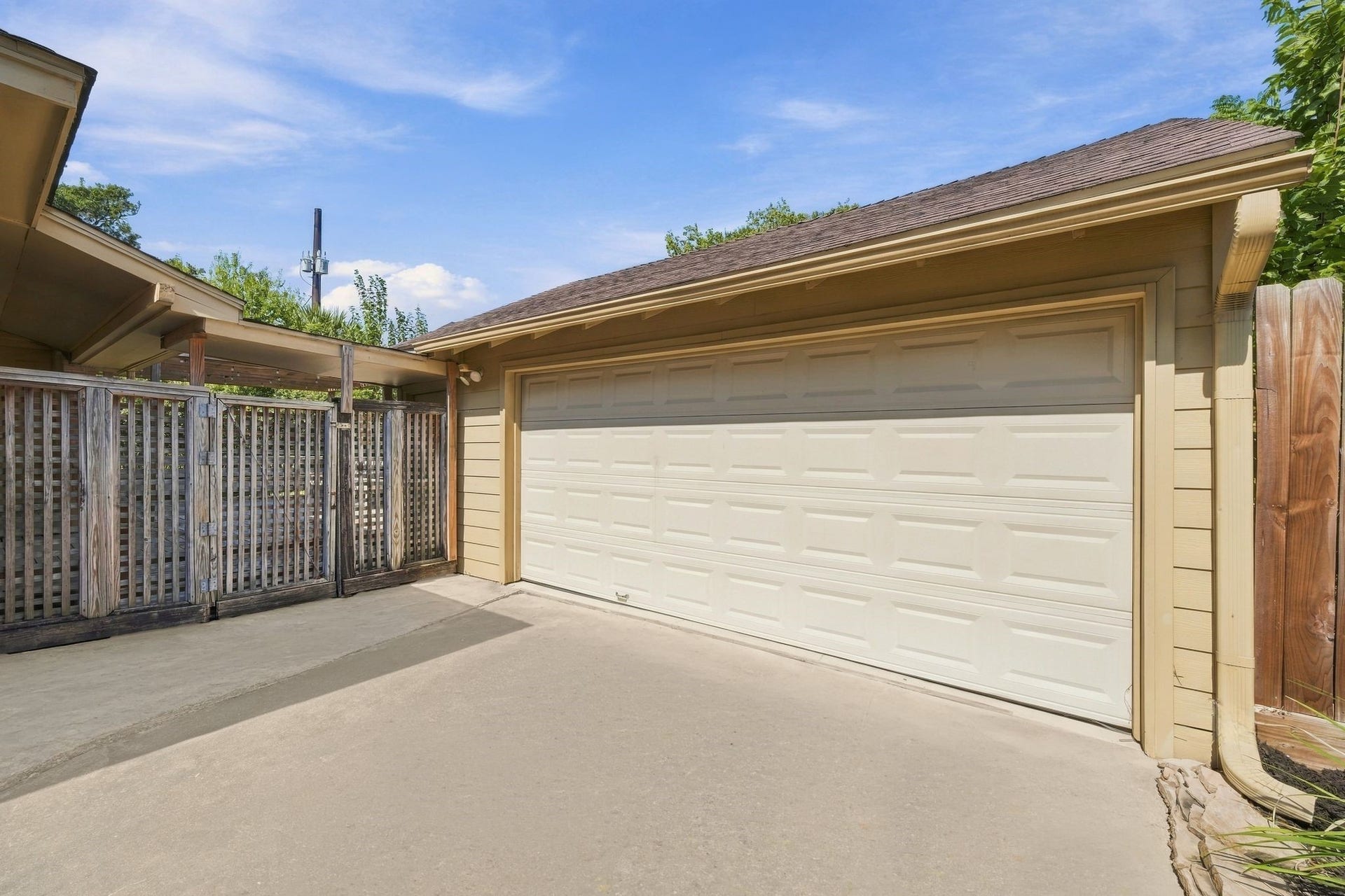 2206 Macarthur Street, Houston, TX 77030 Two car garage