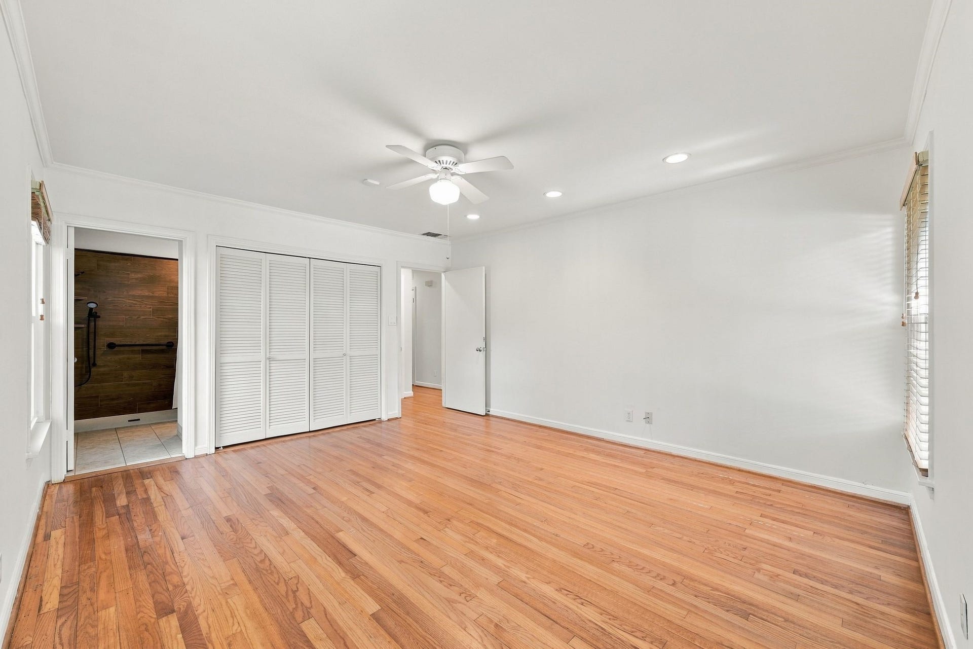 2206 Macarthur Street, Houston, TX 77030 Light filled Primary bedroom has a large closet and opens to bathroom