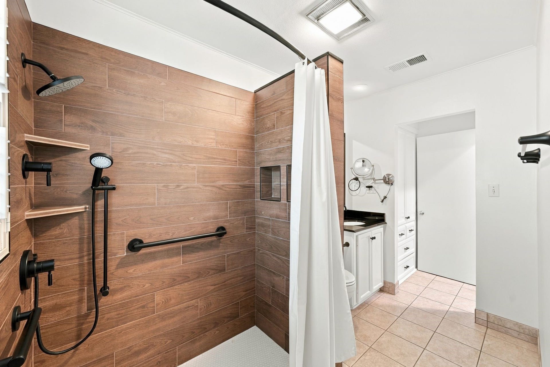 2206 Macarthur Street, Houston, TX 77030 Wonderful walk in primary shower